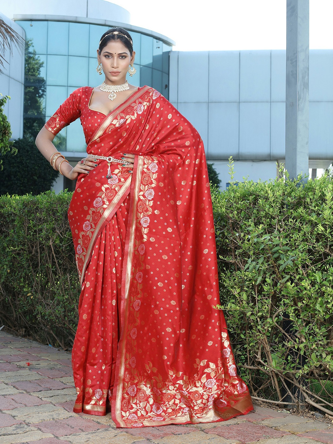 

Vrundavan ethics Ethnic Motifs Woven Design Zari Banarasi Saree, Red