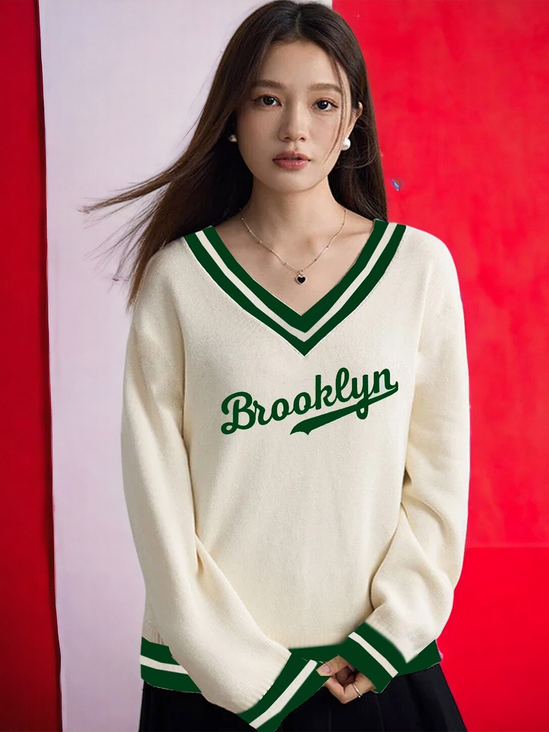 

CLAFOUTIS Varsity Printed V-Neck Drop-Shoulder Sleeves T-shirt, Off white