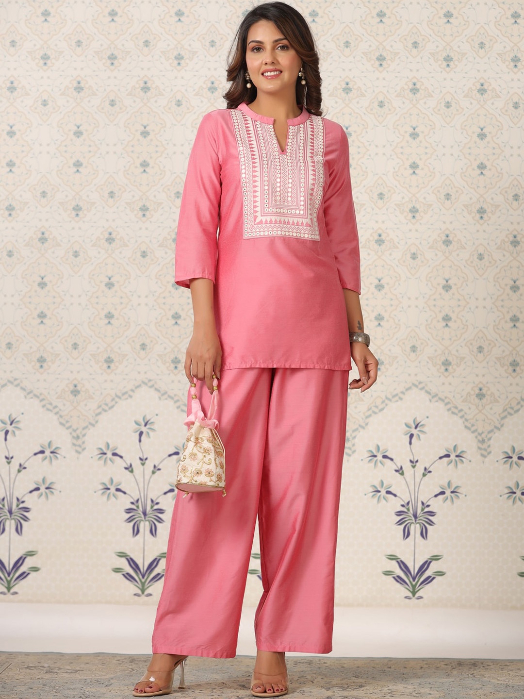 

Ode by House of Pataudi Printed Mandarin Collar Thread Work Kurta, Pink