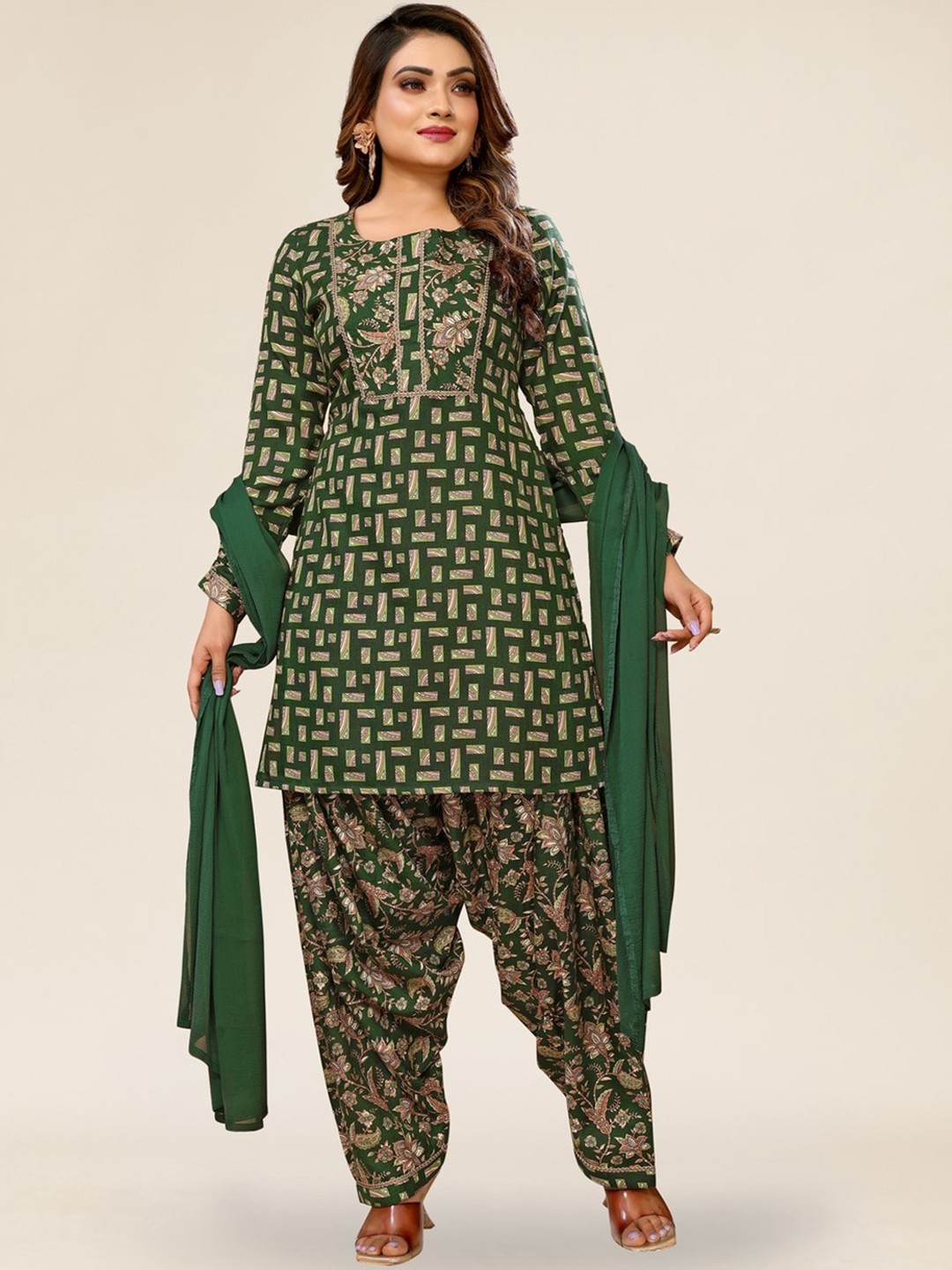 

TITANIUM SILK INDUSTRIES PVT. LTD. Floral Printed Regular Kurta With Dhoti Pants & Dupatta, Green