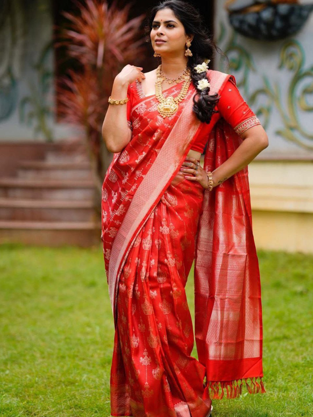 

Naishu Trendz Ethnic Motifs Woven Design Zari Pure Silk Kanjeevaram Saree, Red