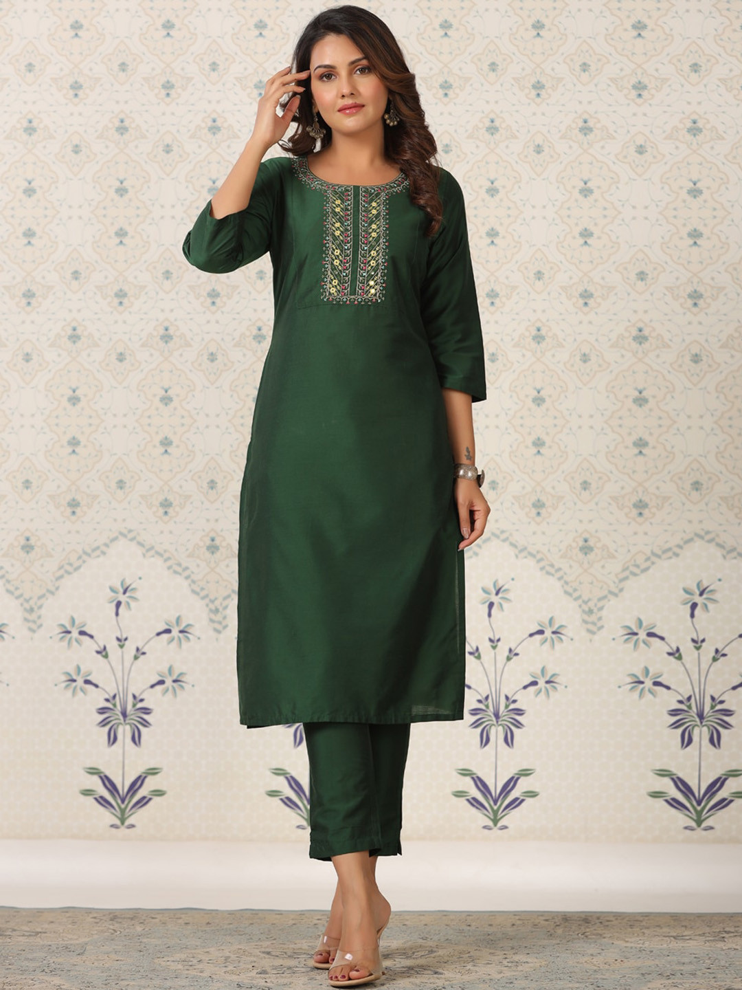 

Ode by House of Pataudi Floral Yoke Design Mirror Work Kurta With Trouser, Green