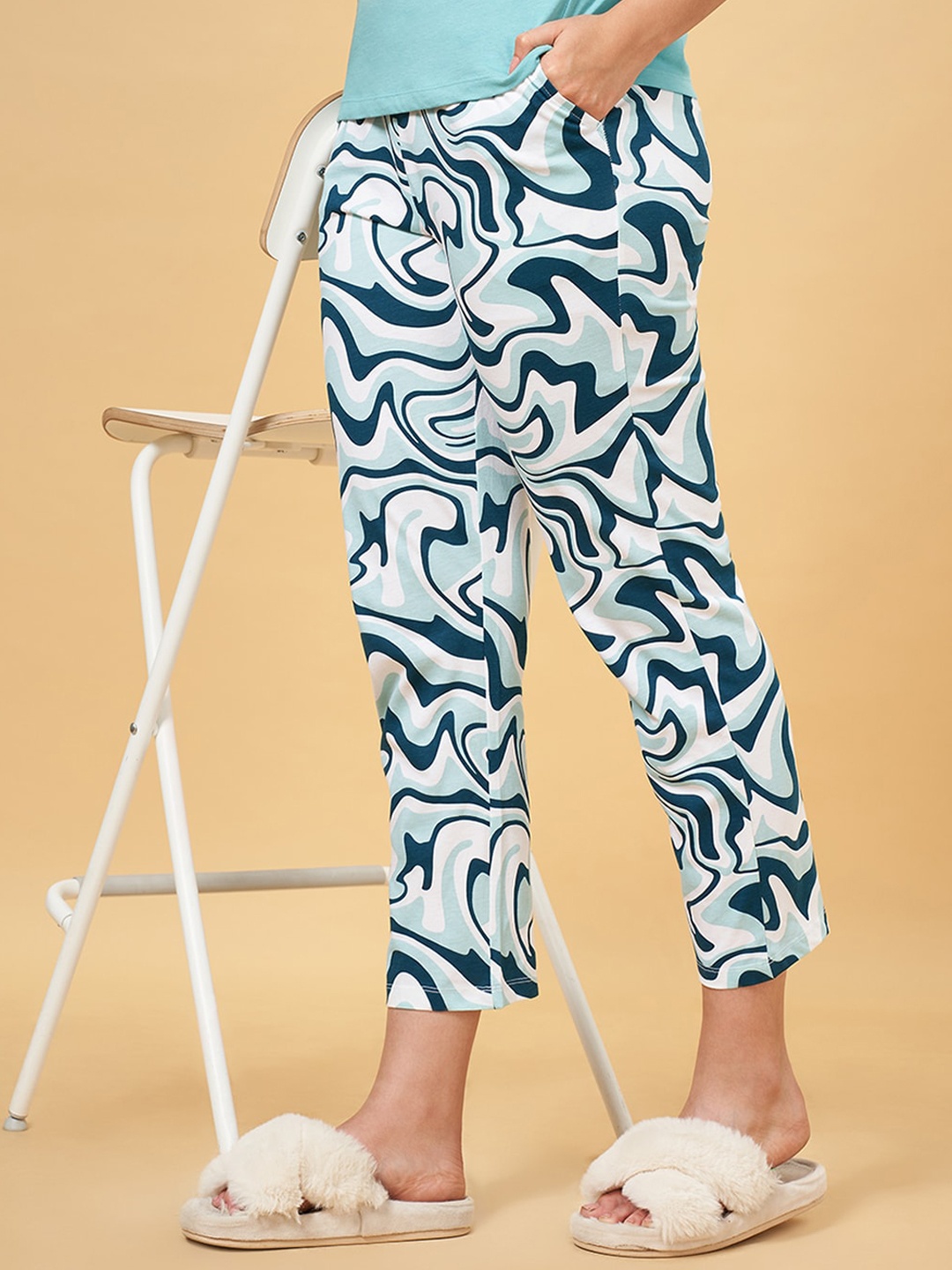 

Dreamz by Pantaloons Women Abstract Printed Pure Cotton Lounge Pant, White