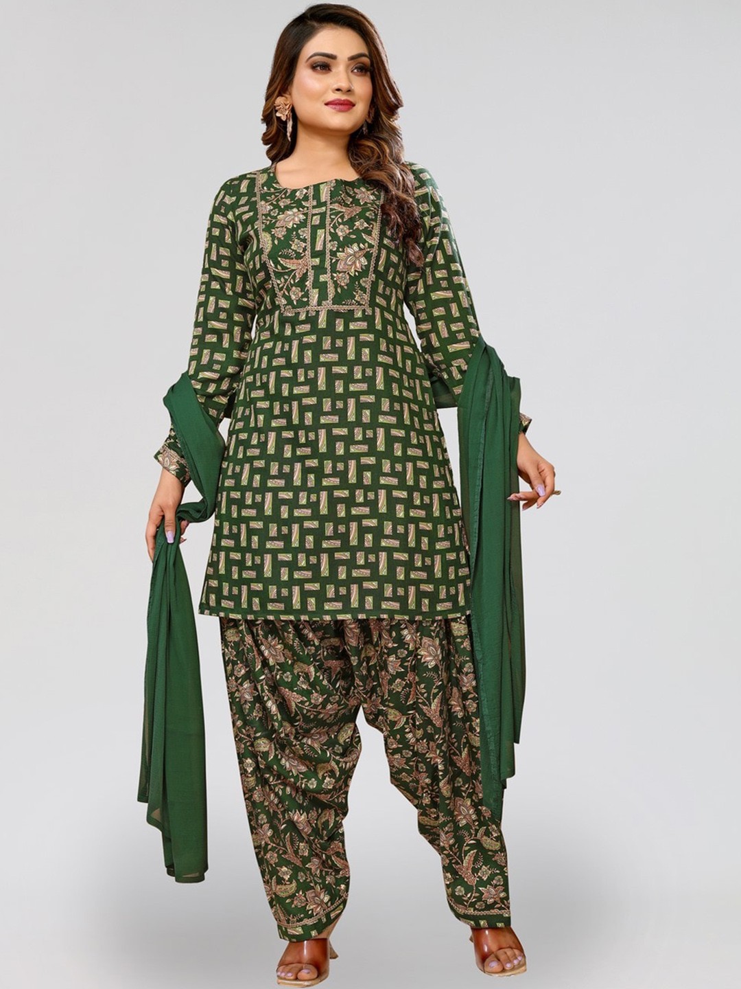 

PYARI - A style for every story Floral Printed Gotta Patti Kurta With Salwar & Dupatta, Green
