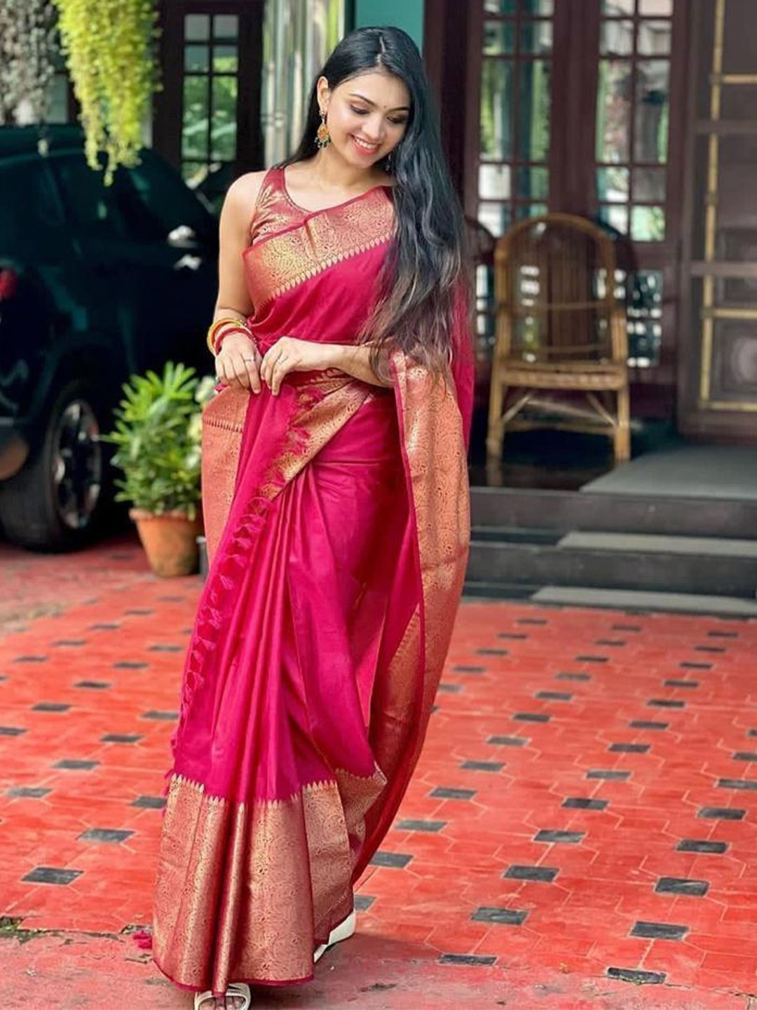 

MONERA Zari Silk Blend Banarasi Saree, Red