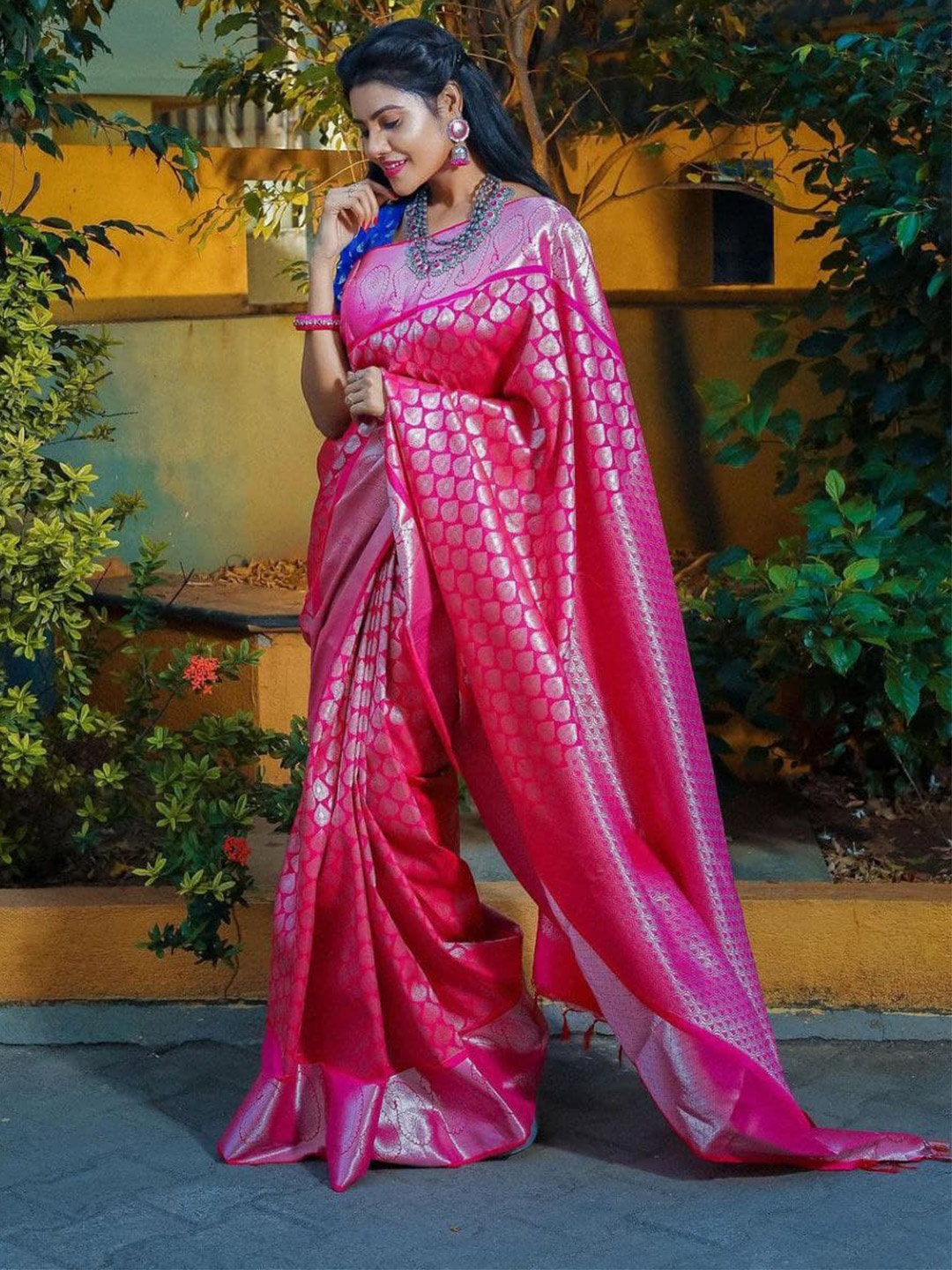 

Naishu Trendz Ethnic Motifs Woven Design Zari Pure Silk Kanjeevaram Saree, Pink