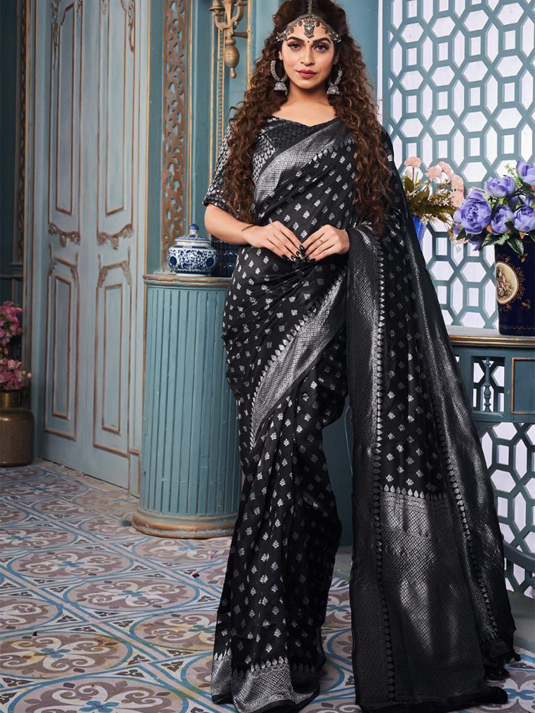 

Naishu Trendz Ethnic Motifs Woven Design Zari Pure Silk Kanjeevaram Saree, Black