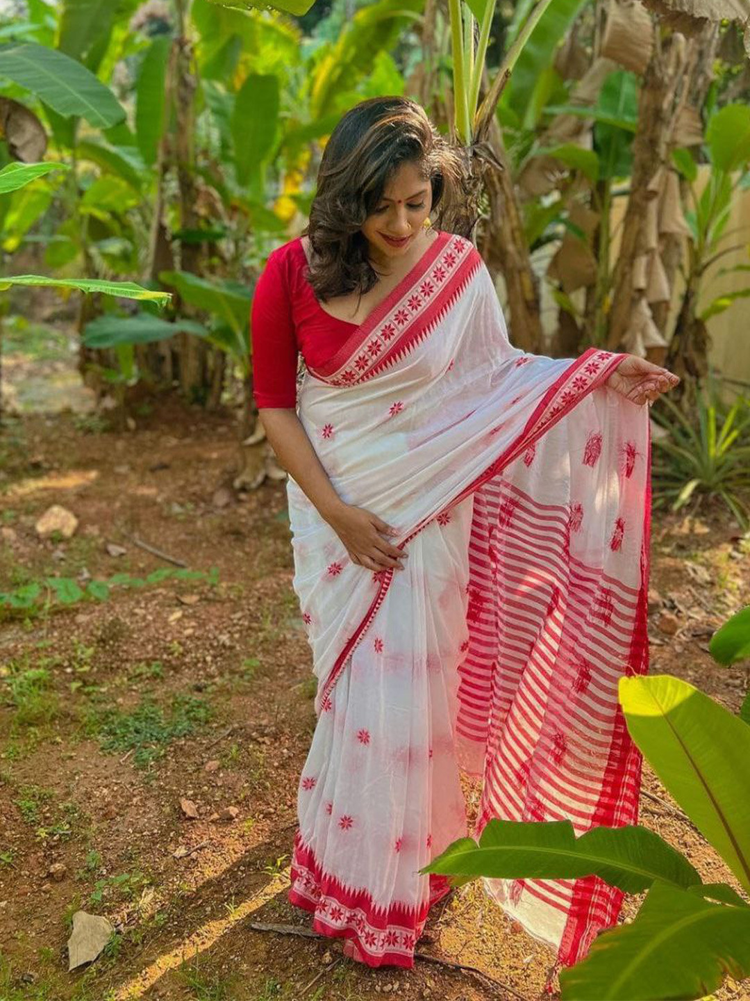 

Naishu Trendz Floral Woven Design Pure Silk Kanjeevaram Saree, White