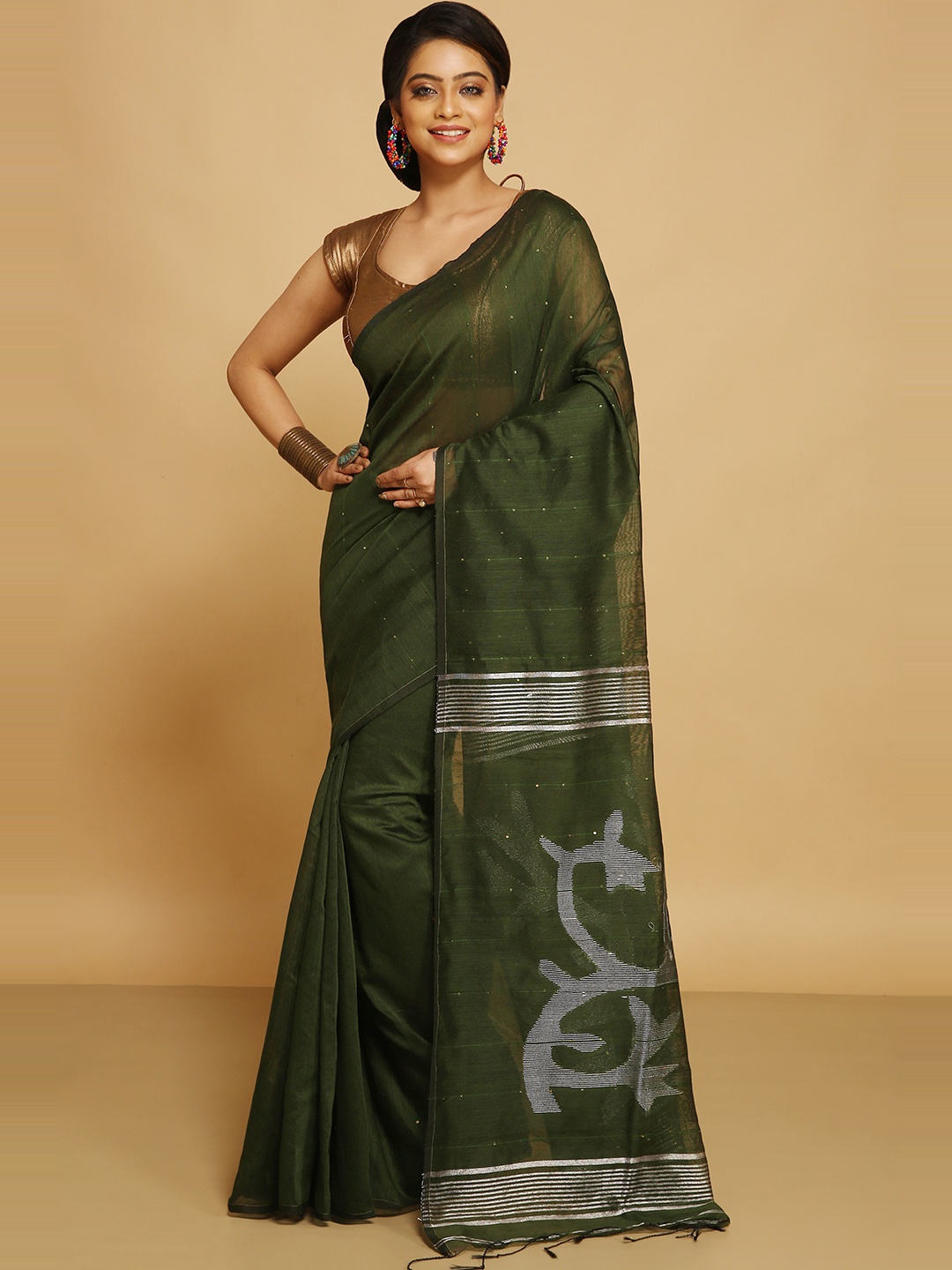 

BENGAL HANDLOOM Embellished Sequinned Saree, Green