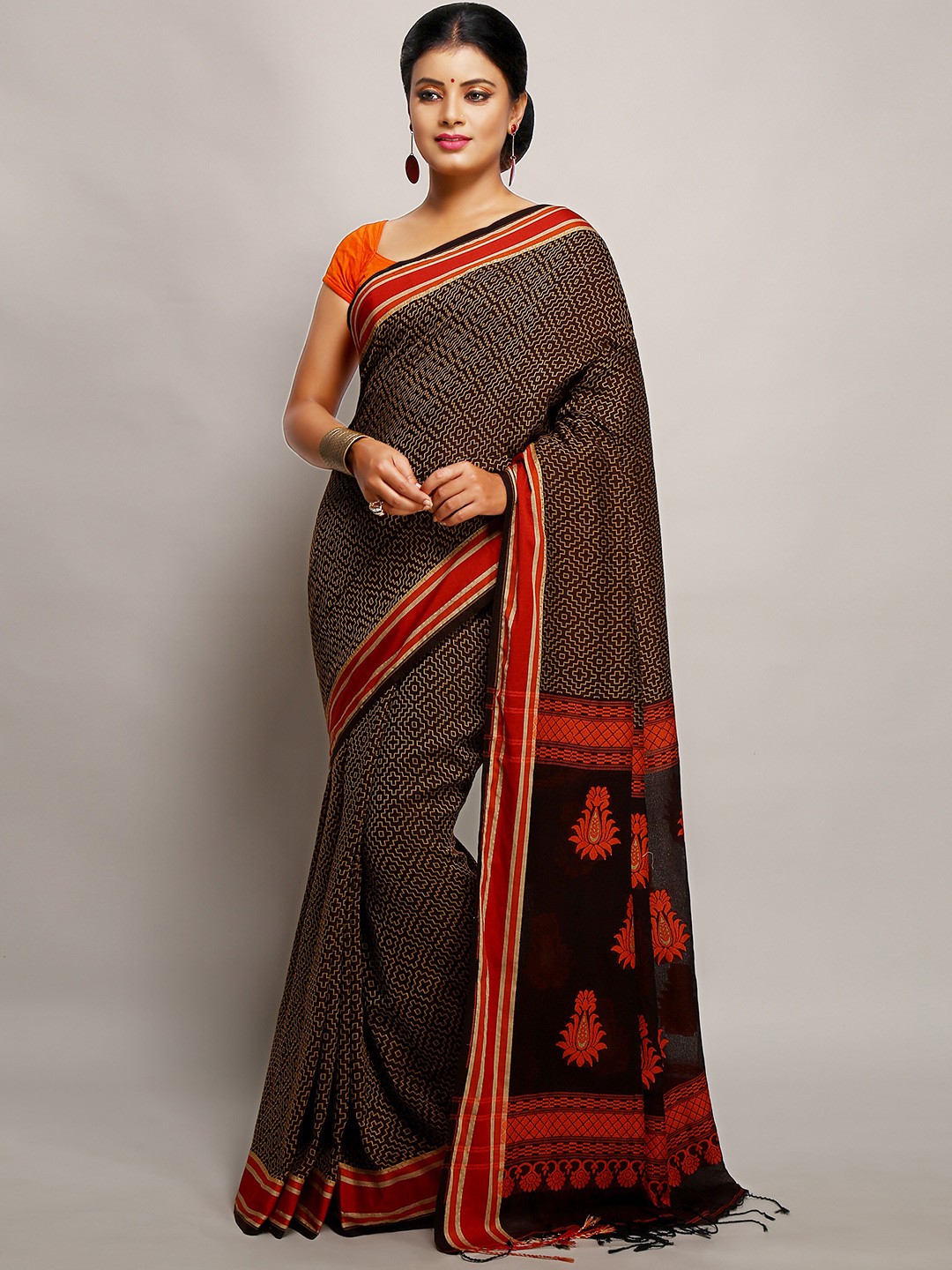 

BENGAL HANDLOOM Geometric Woven Design Zari Saree, Maroon
