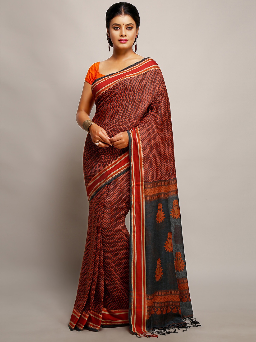 

BENGAL HANDLOOM Geometric Woven Design Saree, Silver