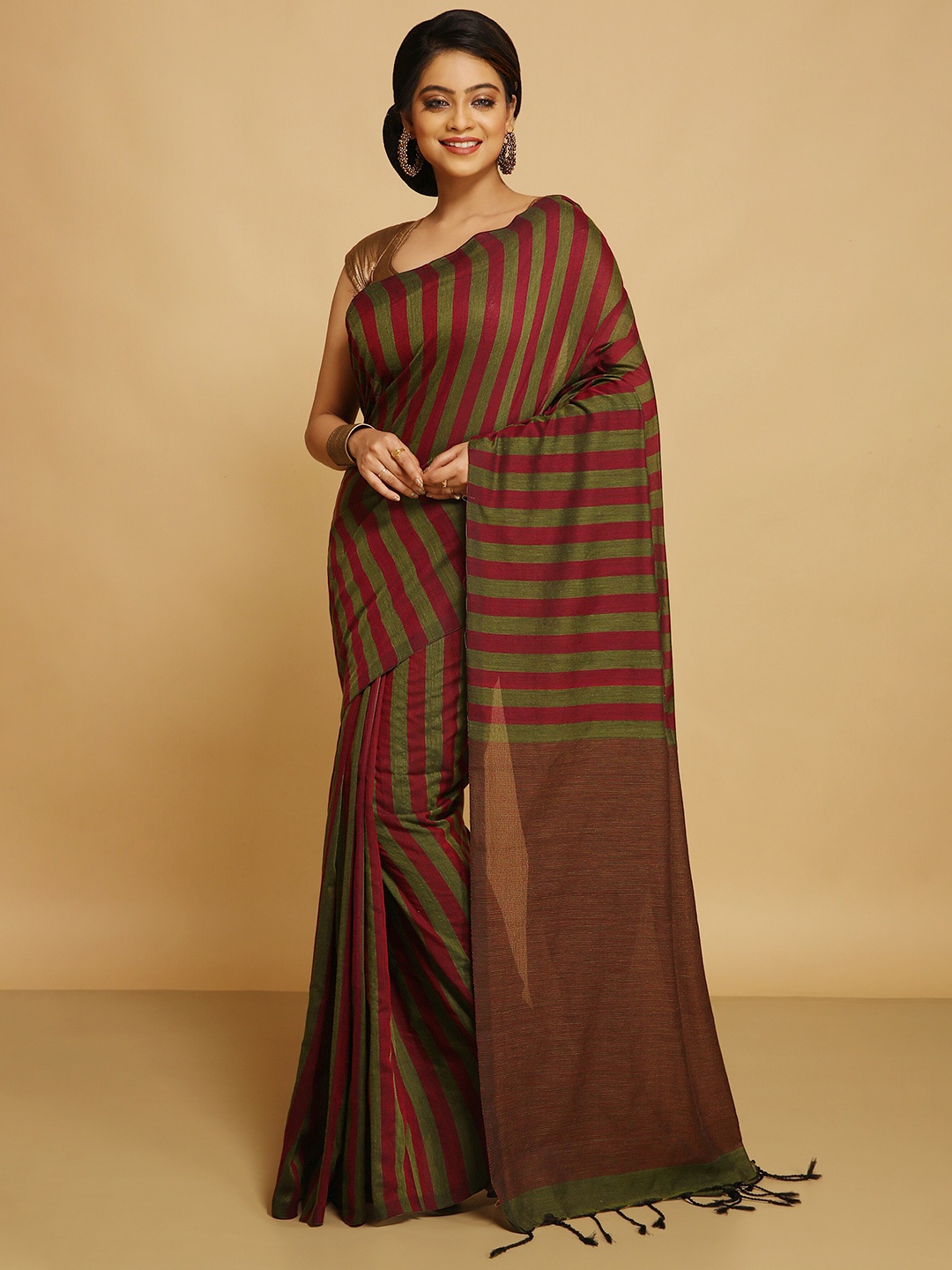 

BENGAL HANDLOOM Striped Taant Saree, Red