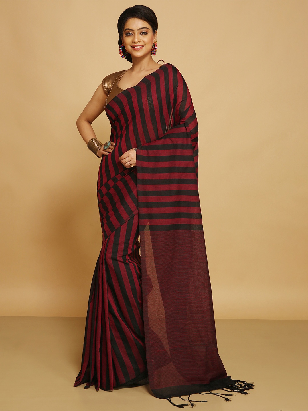 

BENGAL HANDLOOM Striped Taant Saree, Red