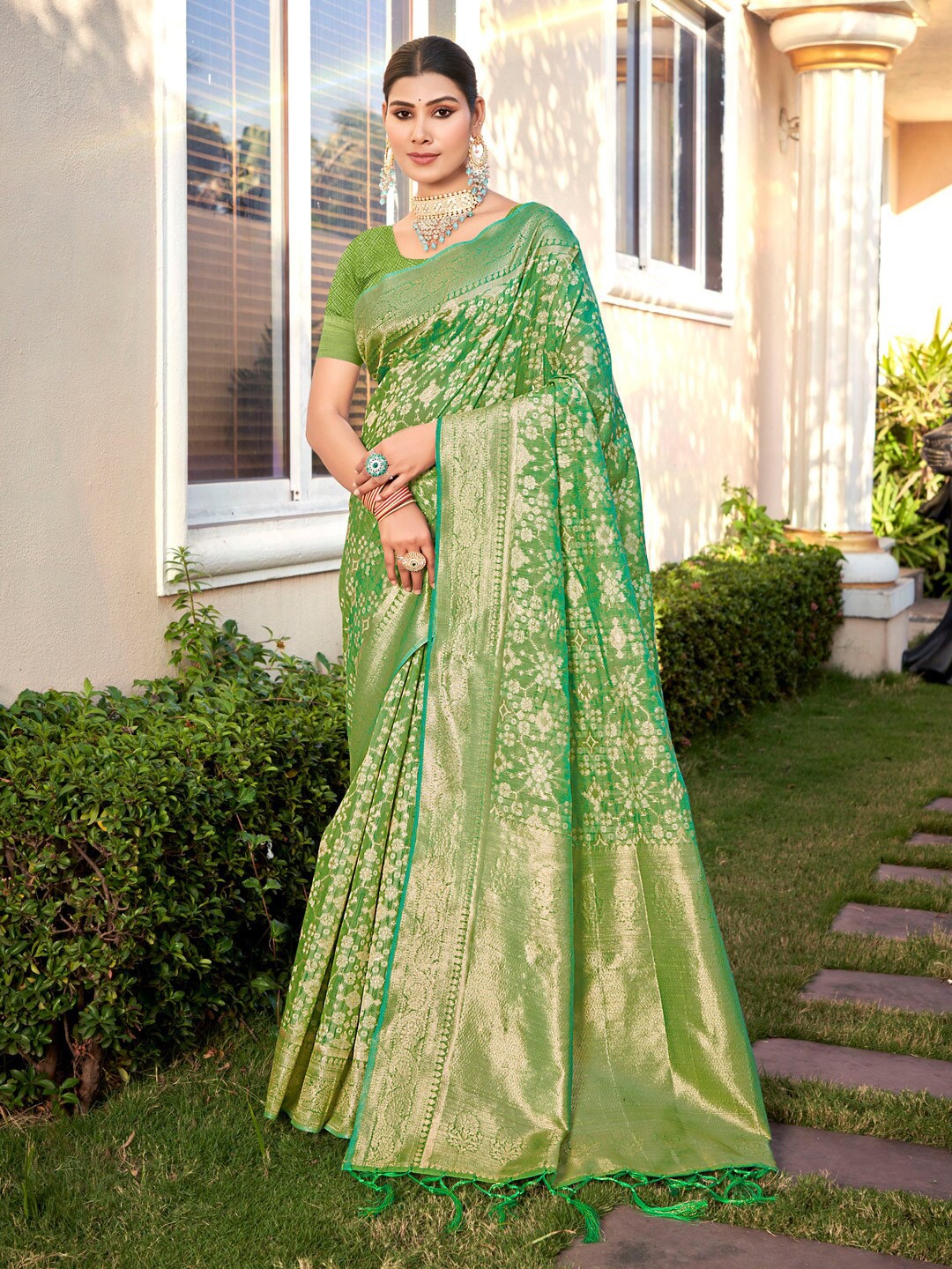 

SANGAM PRINTS Woven Design Zari Saree, Green