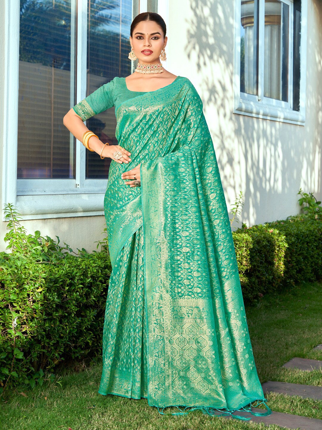 

SANGAM PRINTS Ethnic Motifs Woven Design Zari Saree, Green