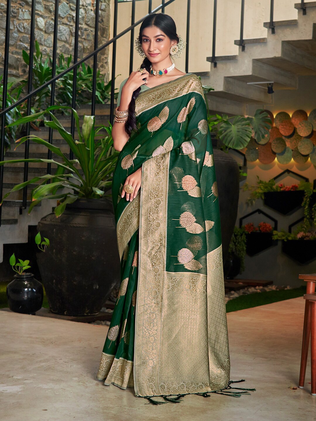 

SANGAM PRINTS Woven Design Zari Saree, Green