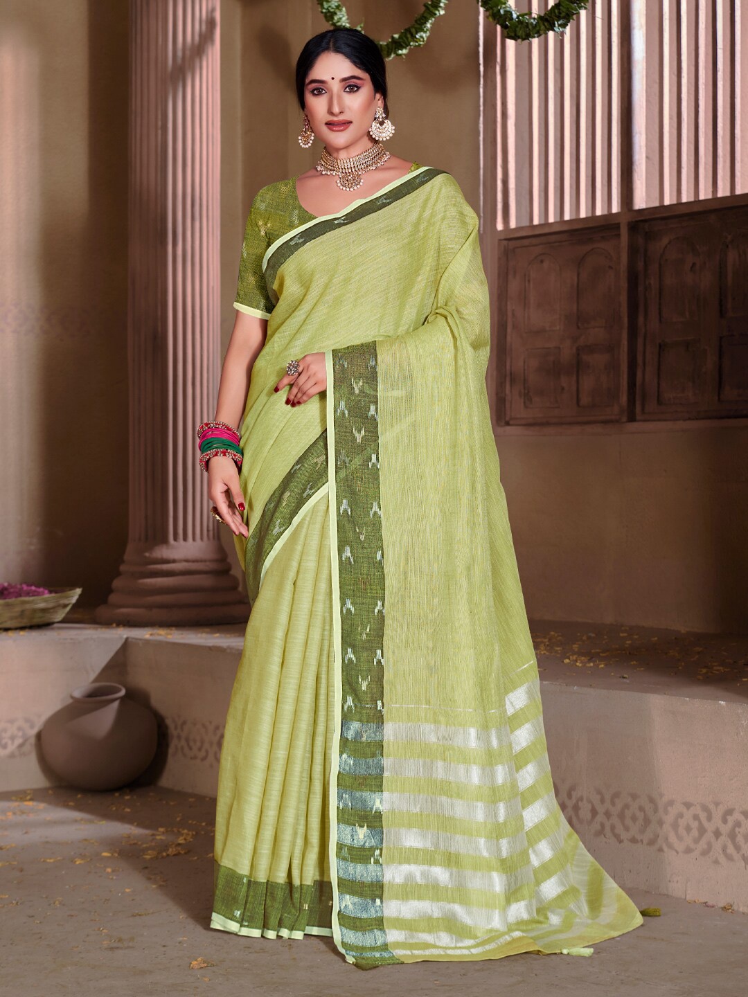 

SANGAM PRINTS Woven Design Linen Blend Saree, Green