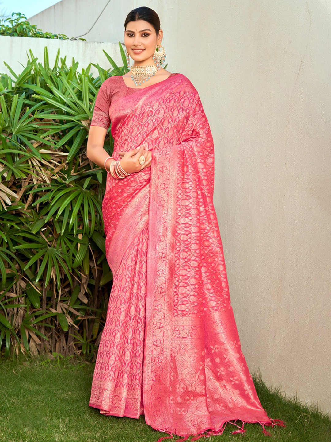 

SANGAM PRINTS Woven Design Zari Saree, Pink
