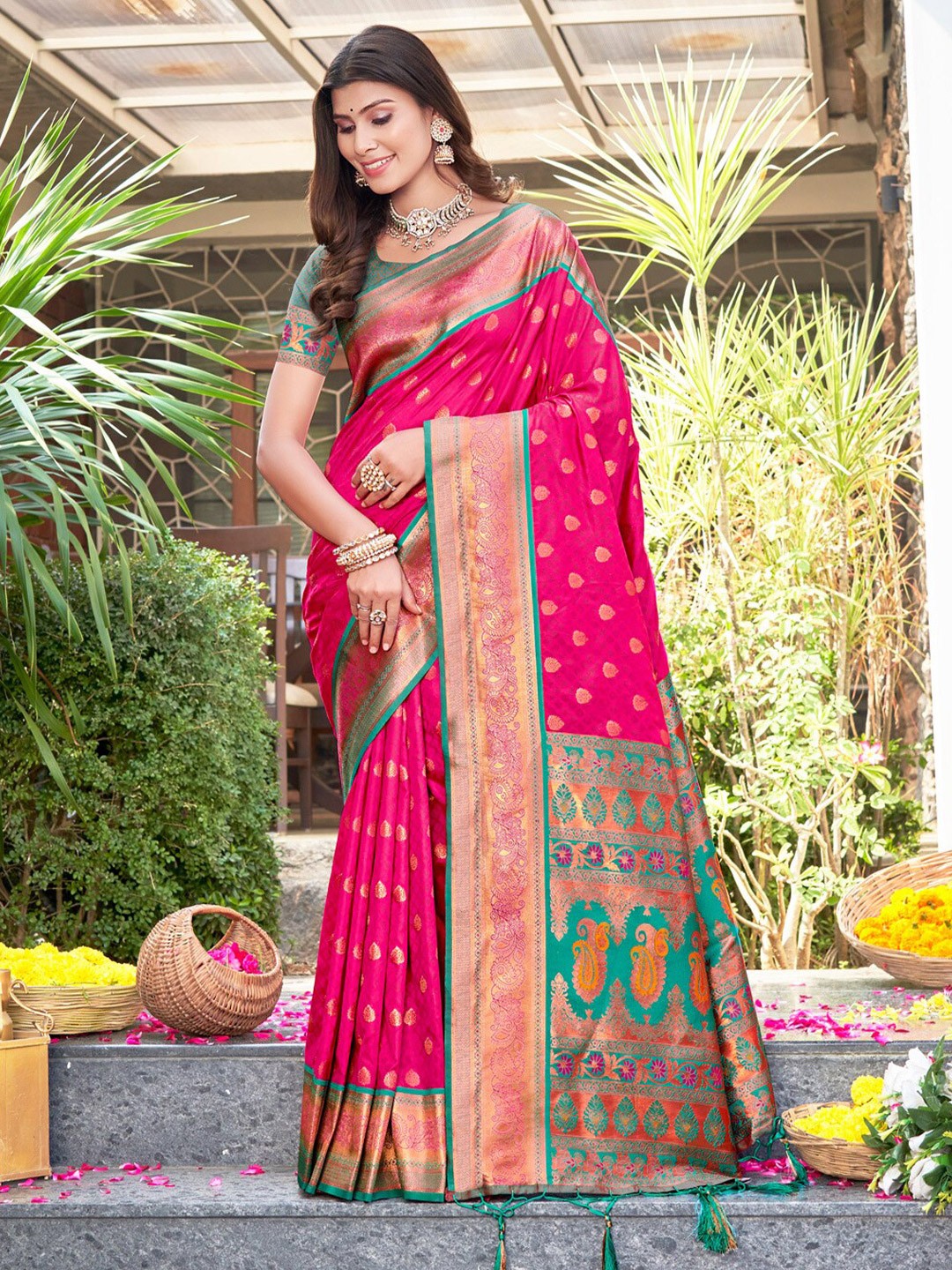 

SANGAM PRINTS Woven Design Zari Silk Blend Paithani Saree, Magenta
