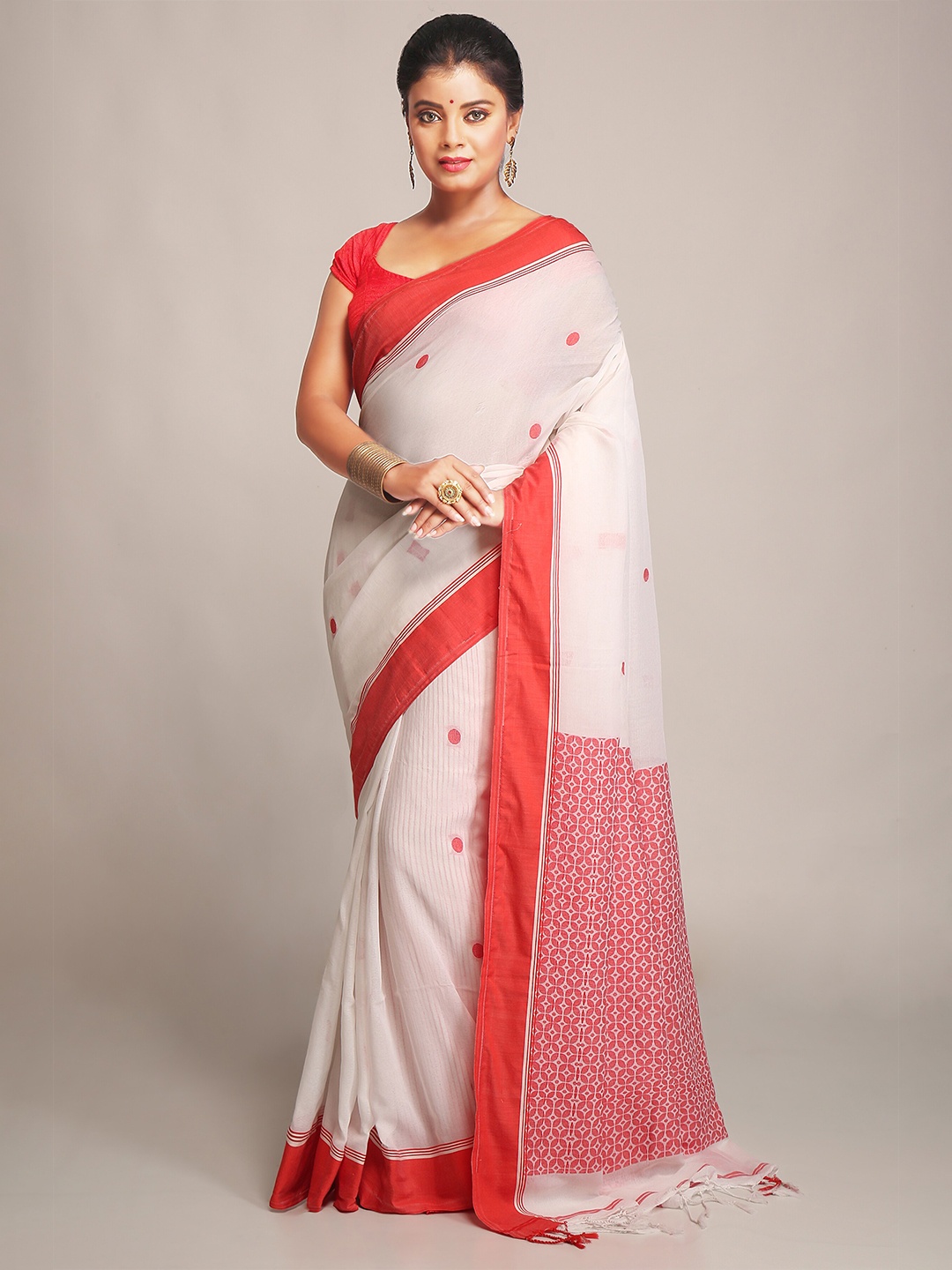 

BENGAL HANDLOOM Geometric Printed Taant Saree, White