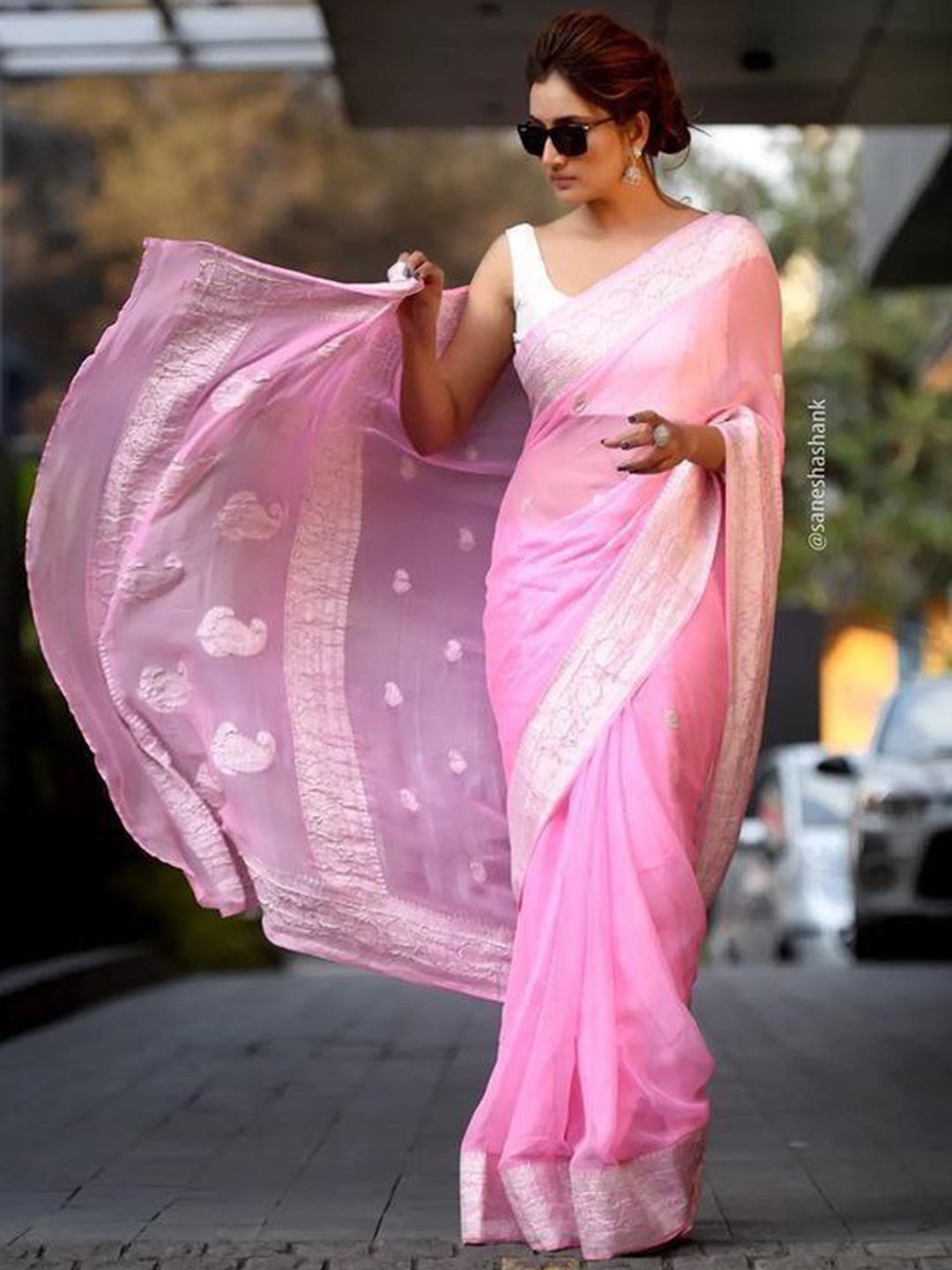 

Naishu Trendz Ethnic Motifs Woven Design Zari Pure Silk Kanjeevaram Saree, Pink