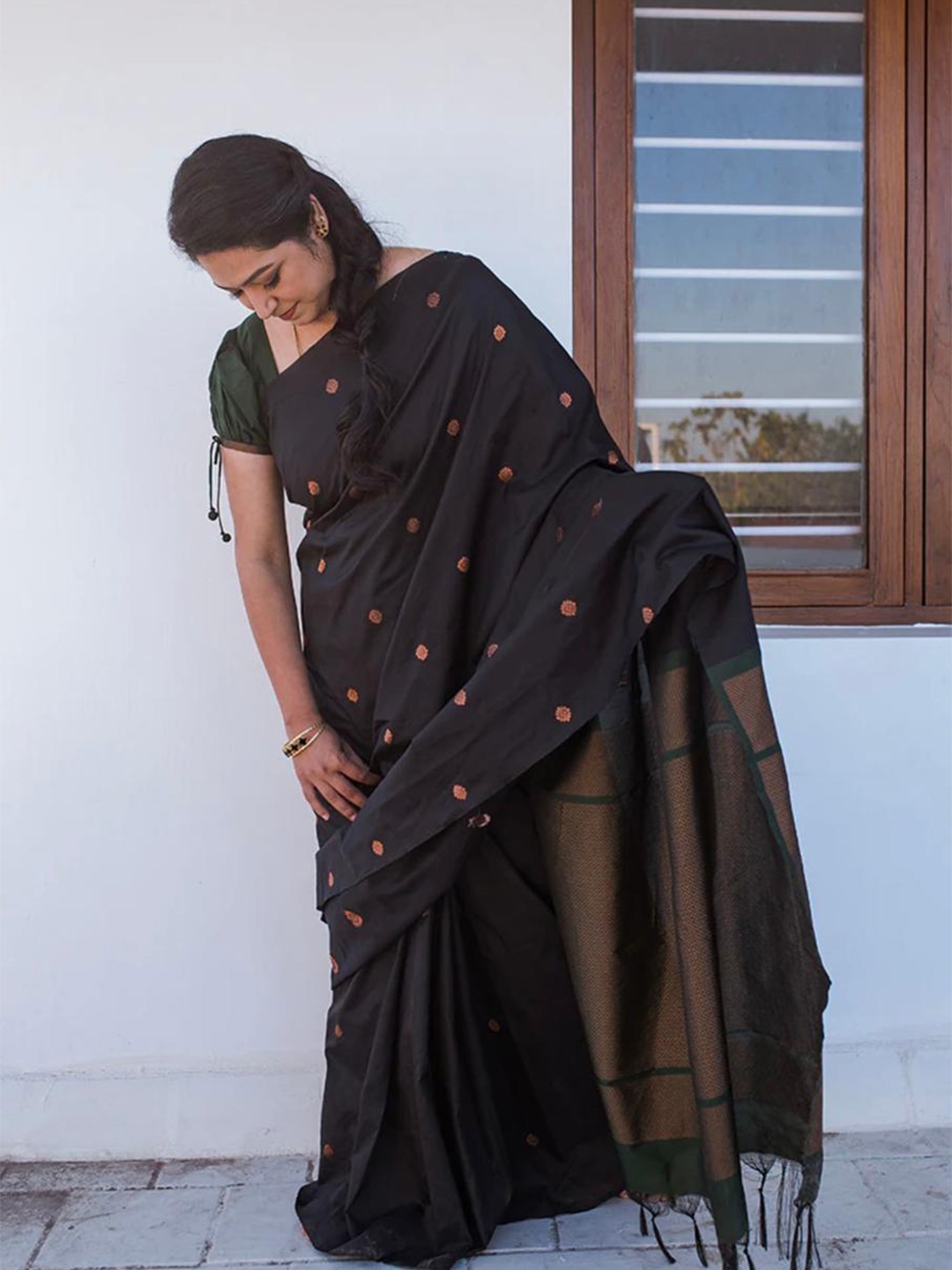 

Naishu Trendz Floral Woven Design Zari Pure Silk Kanjeevaram Saree, Black