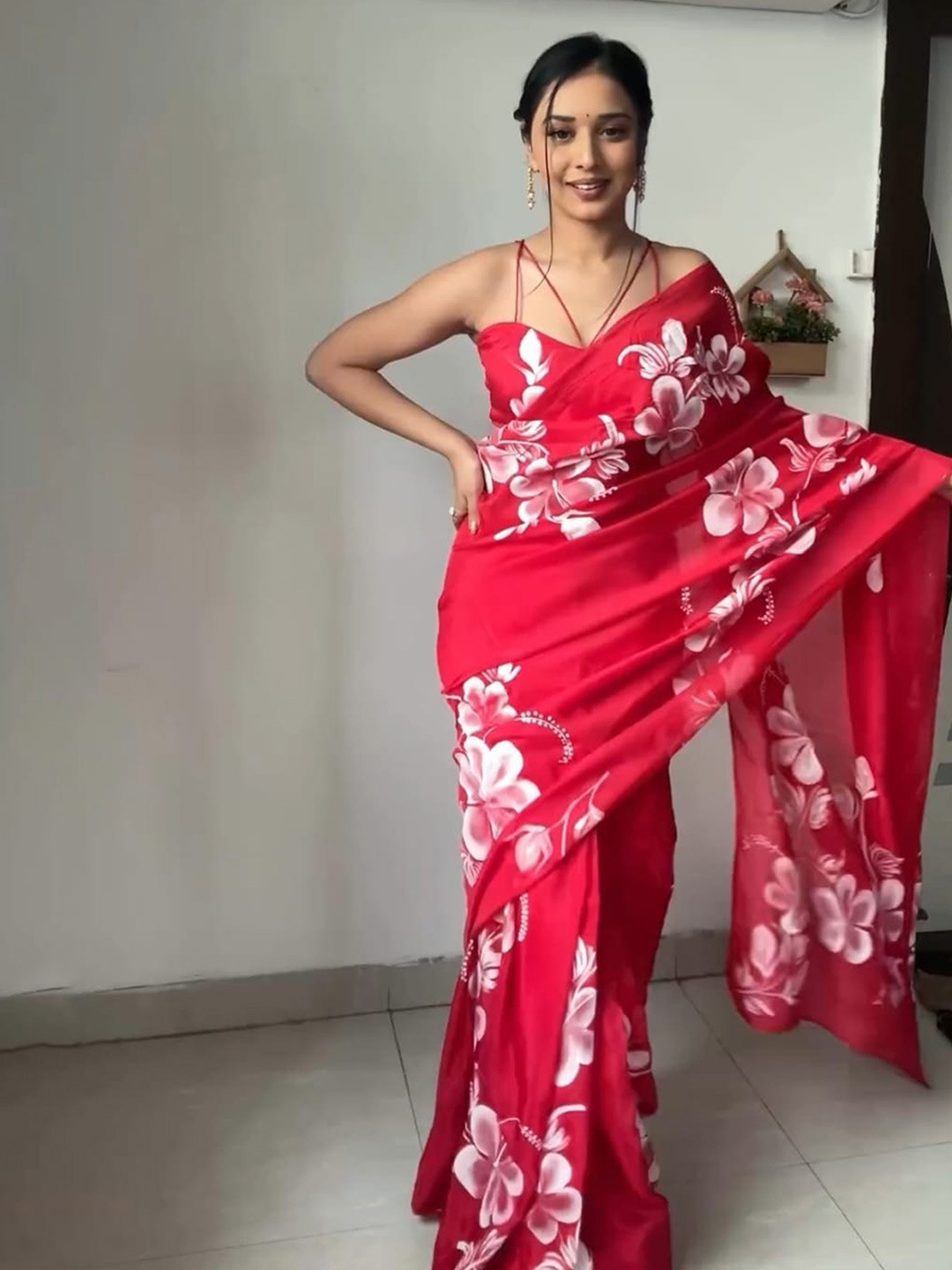 

Naishu Trendz Floral Printed Saree, Red