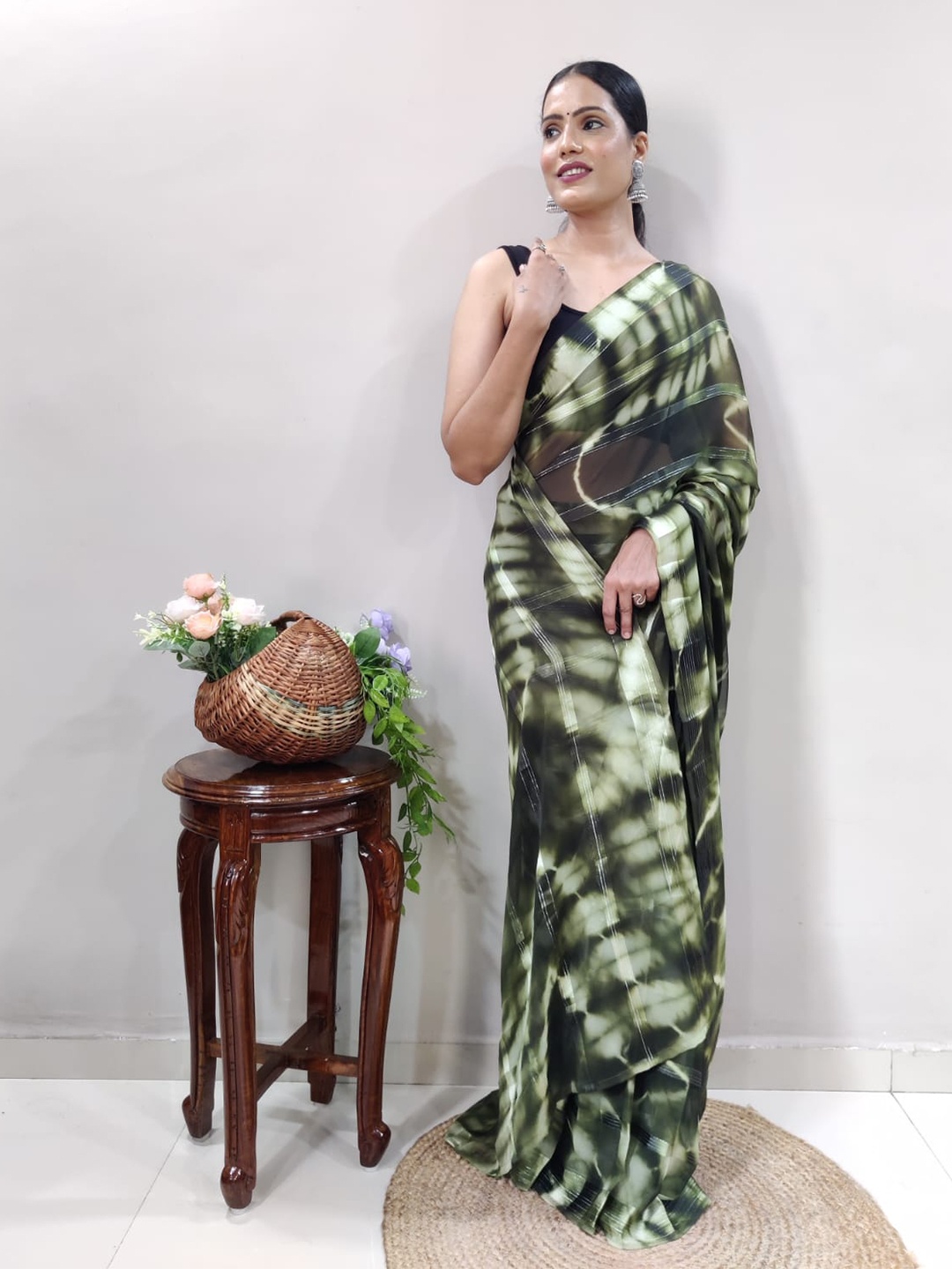 

Naishu Trendz Tie And Dye Poly Georgette Ready to Wear Saree, Green