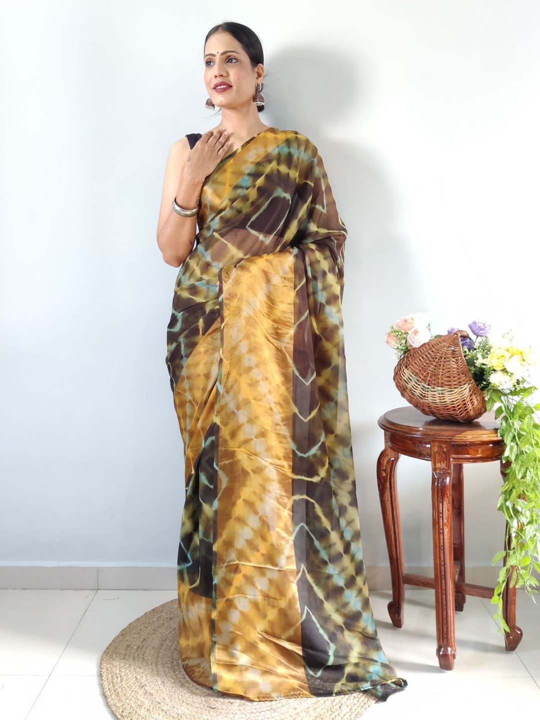 

Naishu Trendz Tie & Dye Poly Georgette Saree, Black