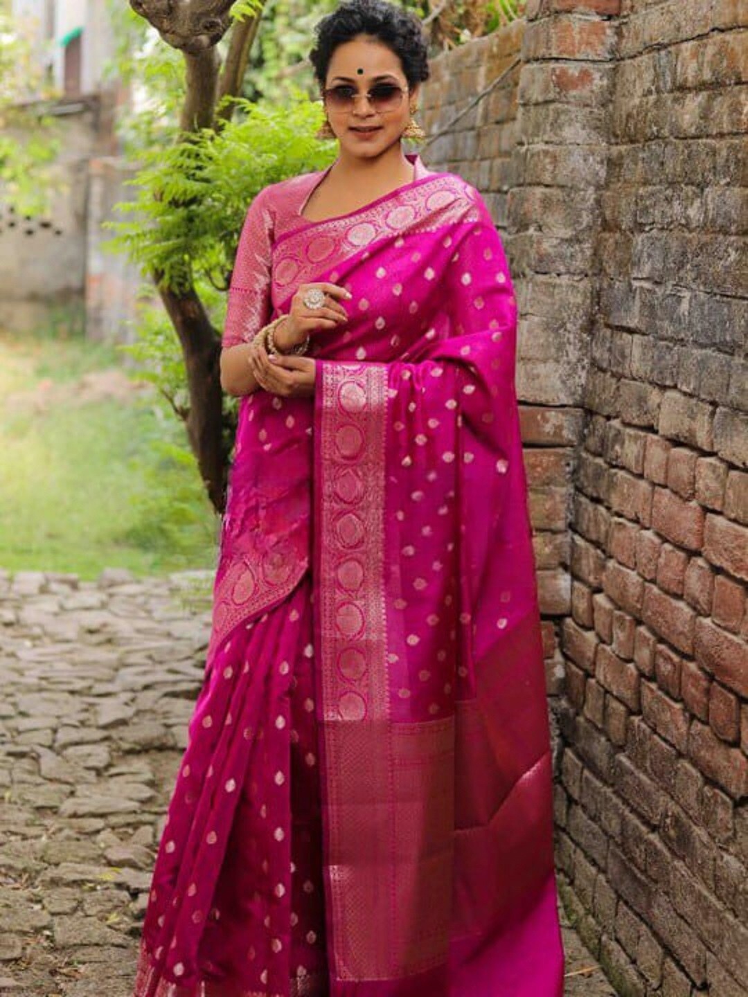

Flosive Ethnic Motifs Woven Design Zari Banarasi Saree, Pink