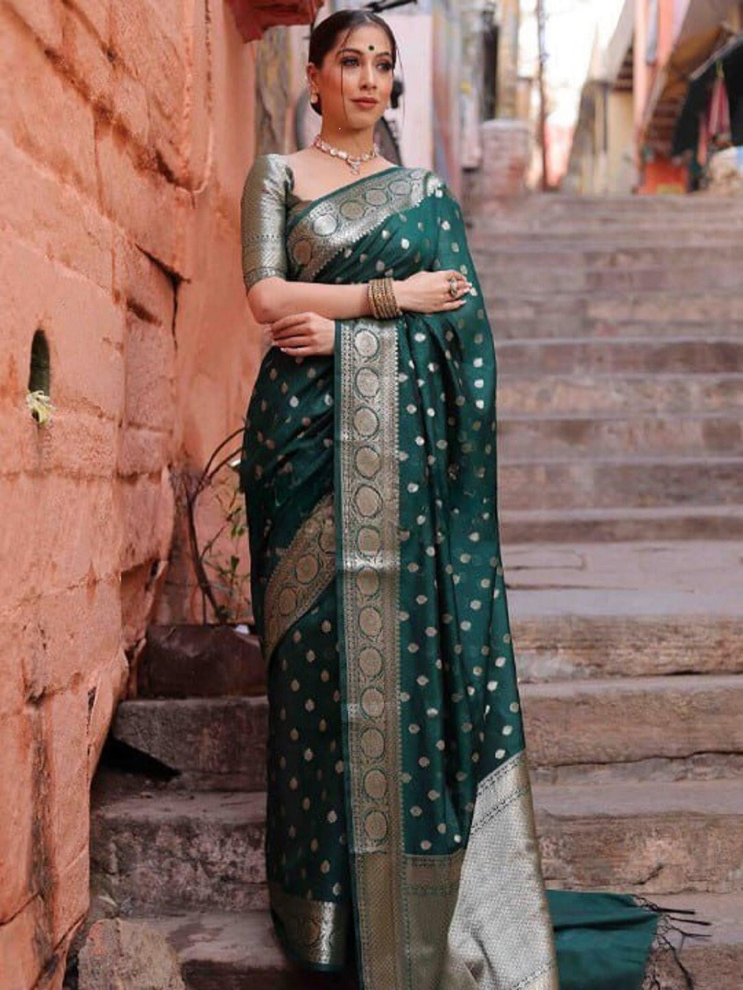 

Flosive Ethnic Motifs Woven Design Zari Banarasi Saree, Green