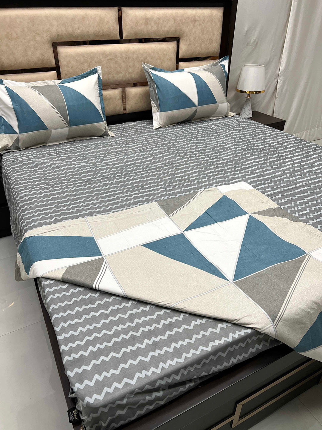 

Pure Decor Grey Geometric Cotton Bedsheet Set with 2 Pillow Covers