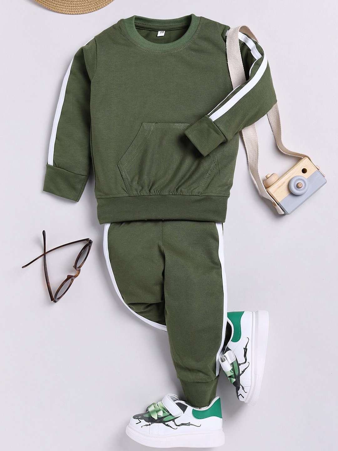 

carrydreams Boys Pure Cotton T-shirt with Trousers, Olive