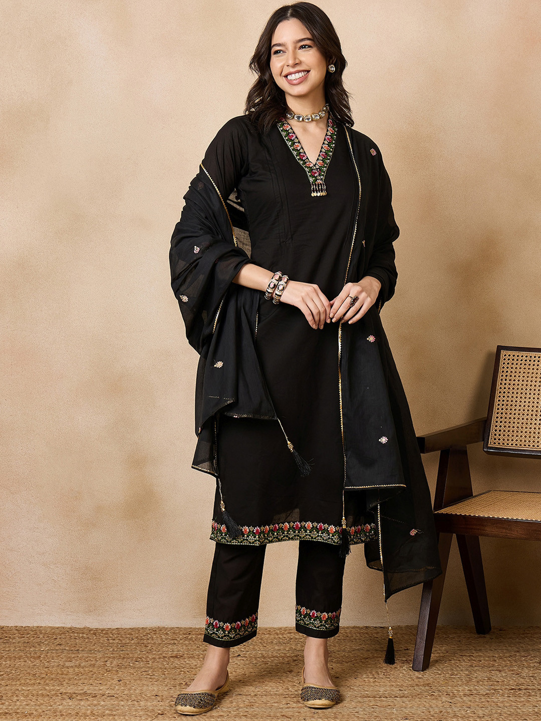 

SERONA FABRICS Floral Embroidered Thread Work Kurta & Trousers With Dupatta, Black