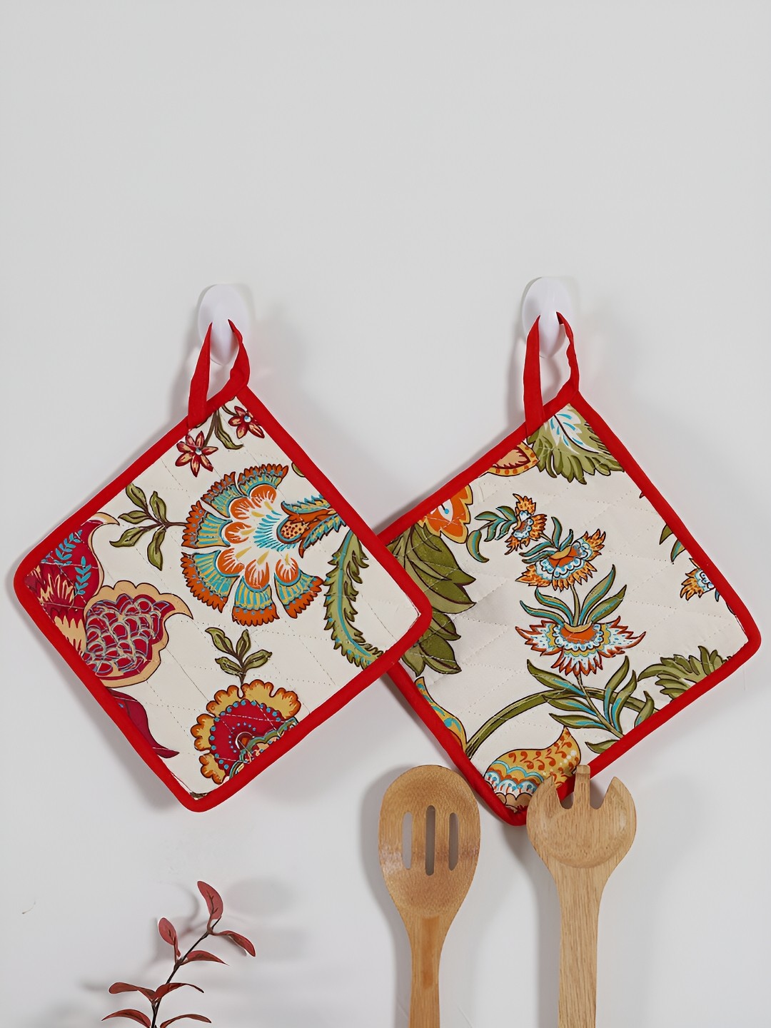 

Ratan Cart White & Red 2-pcs Printed Cotton Pot Holders