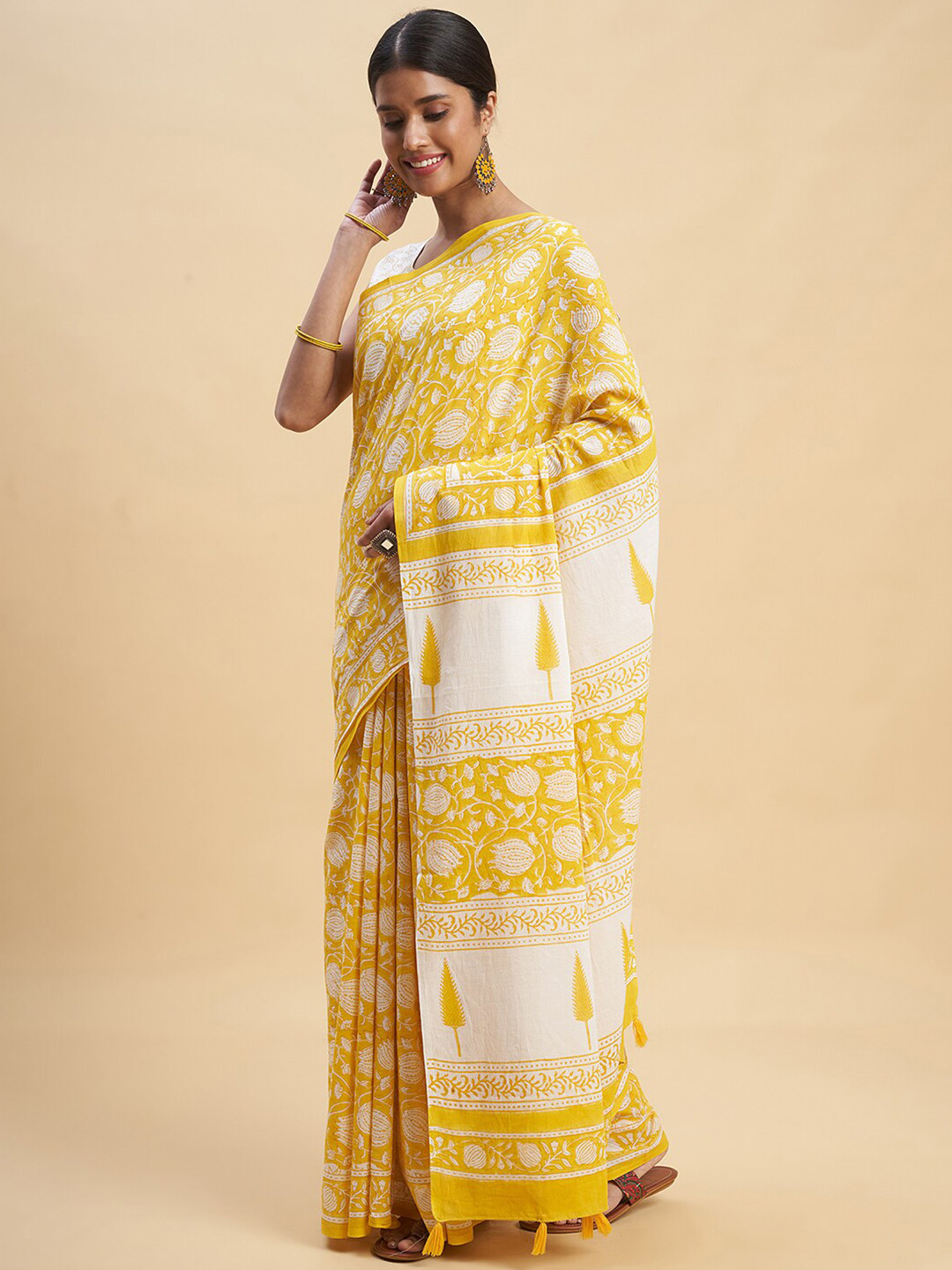 

SootiSyahi Floral Pure Cotton Block Print Saree, White