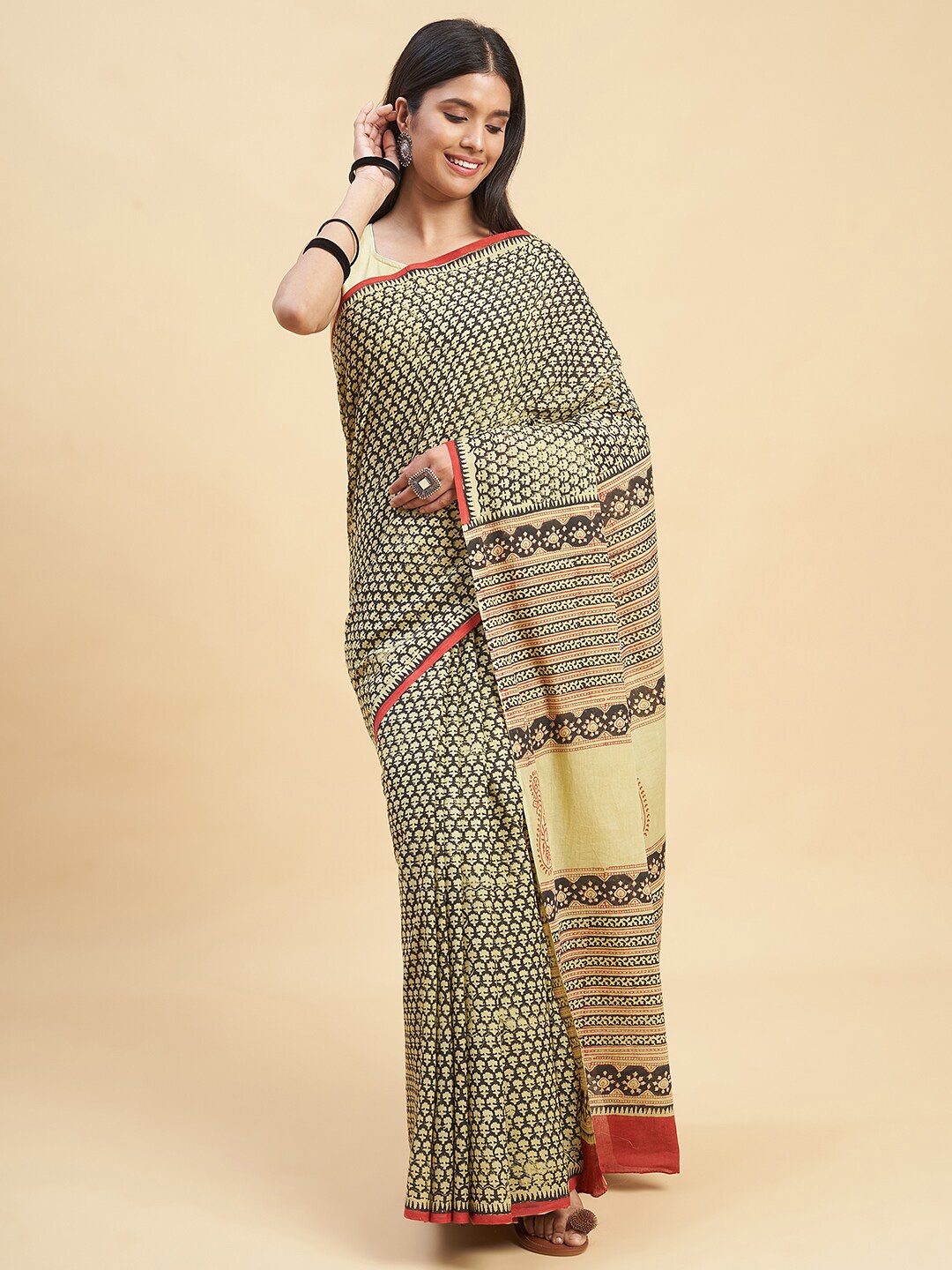 

SootiSyahi Ethnic Motifs Printed Pure Cotton Block Print Saree, Black