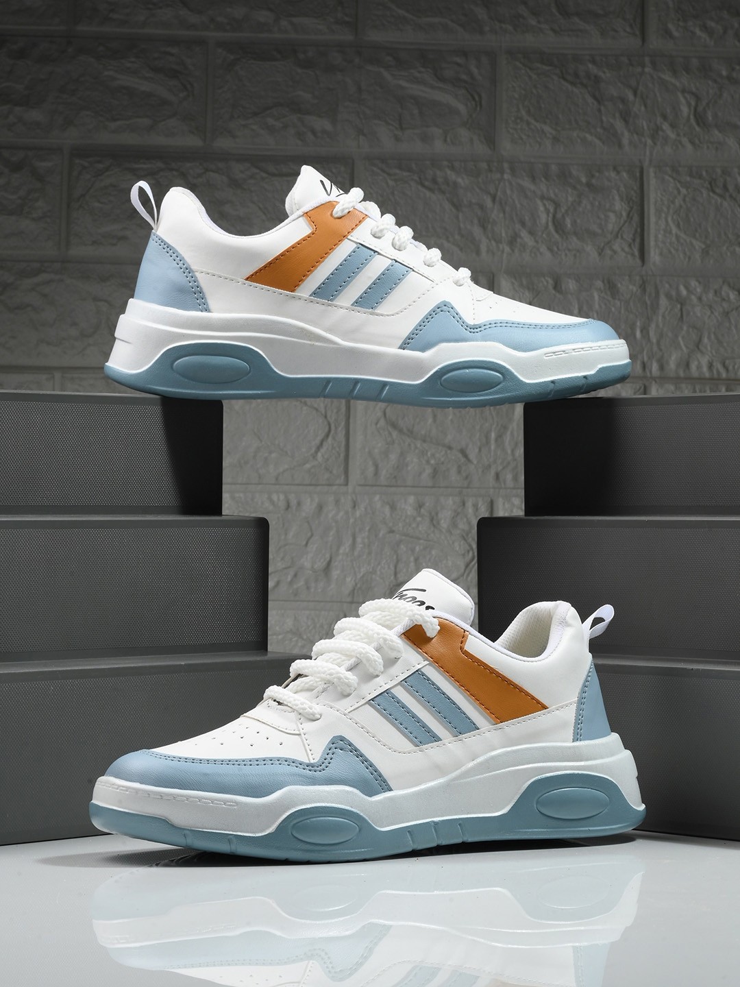 

knoos Men Colourblocked Round Toe Lightweight Sneakers, Blue
