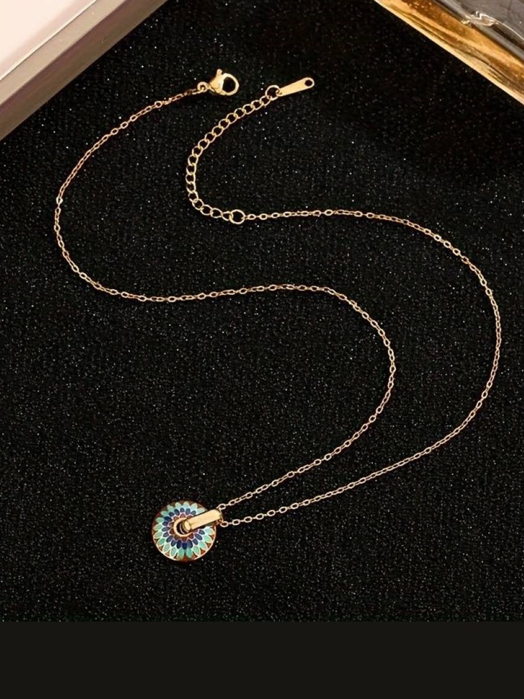 

EL REGALO Pendant With Chain, Gold