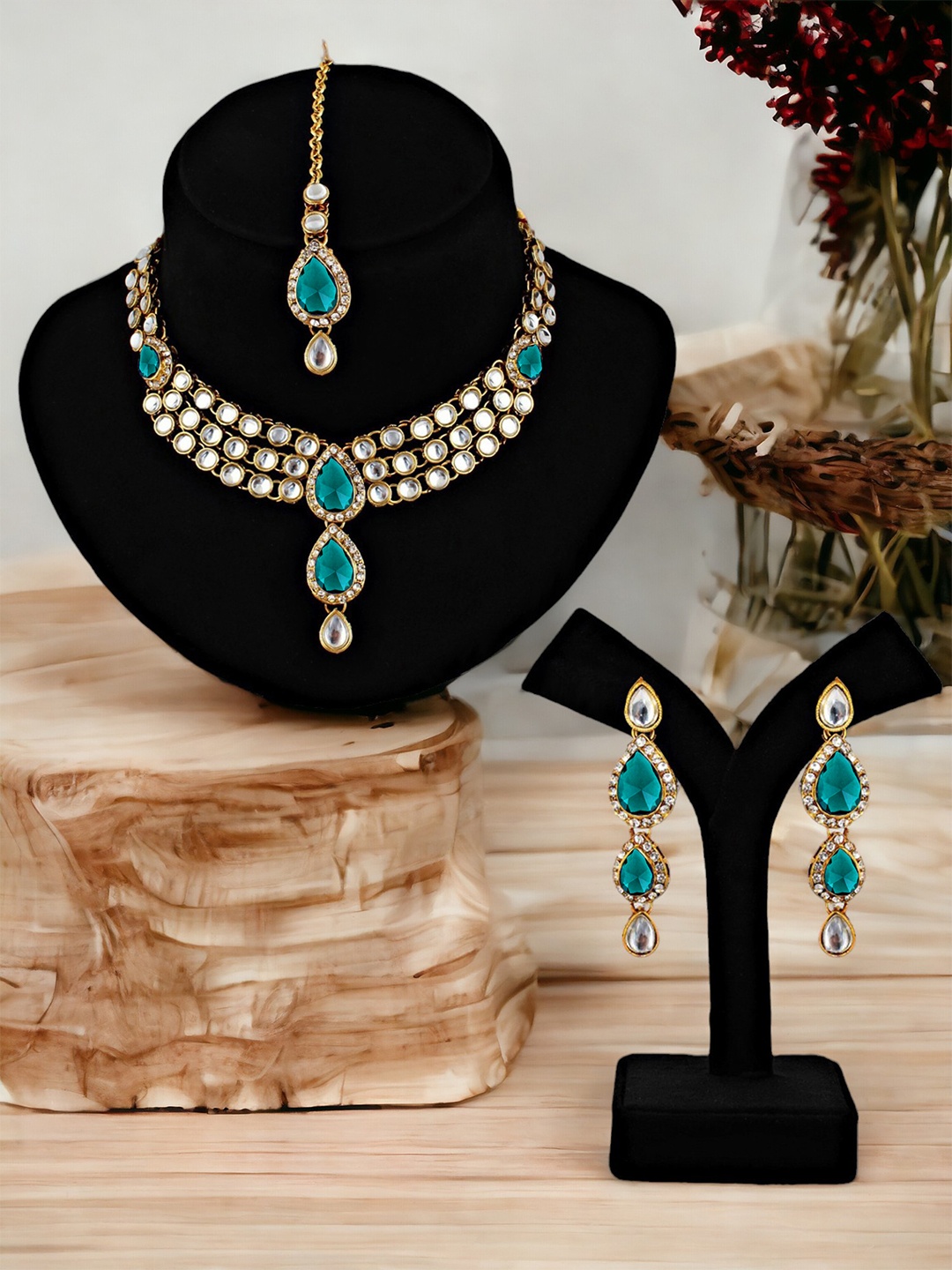 

LUCKY JEWELLERY Gold-Plated Kundan Studded Jewellery Set