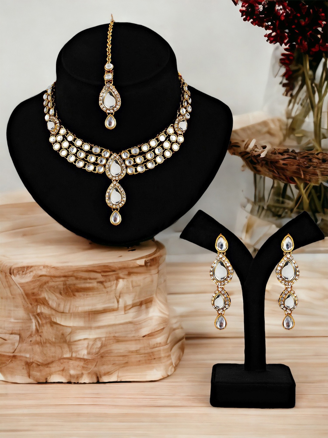 

LUCKY JEWELLERY Gold-Plated Kundan Studded Jewellery Set