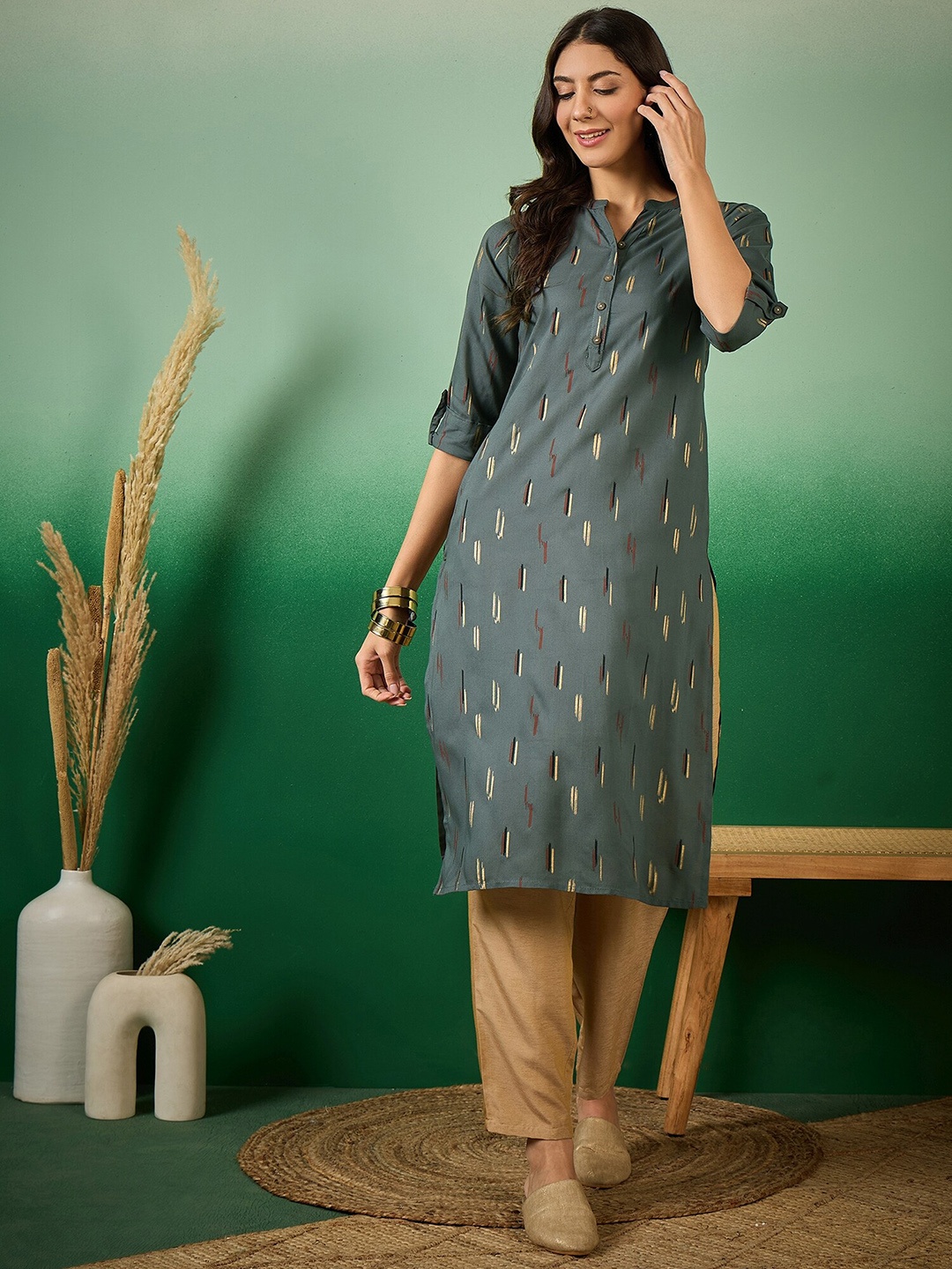 

Vastramyaa Geometric Printed Mandarin Collar Roll-Up Sleeves Pure Cotton Straight Kurta, Grey