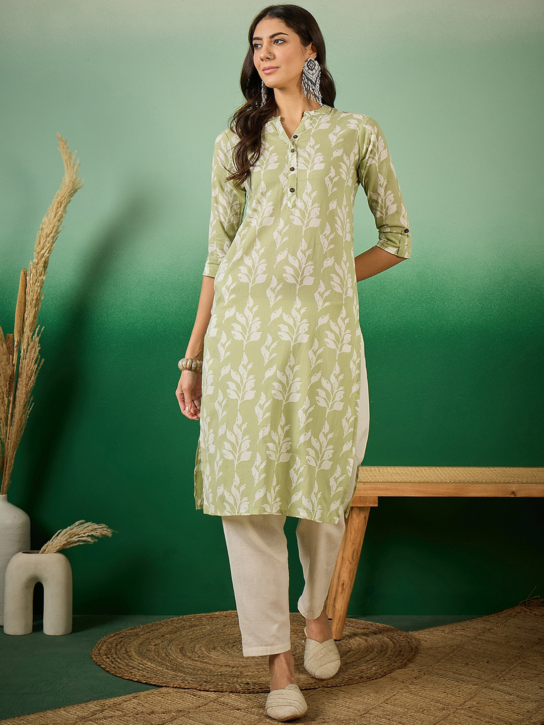 

Vastramyaa Floral Printed Mandarin Collar Roll Up Sleeves Cotton Straight Kurta, Green