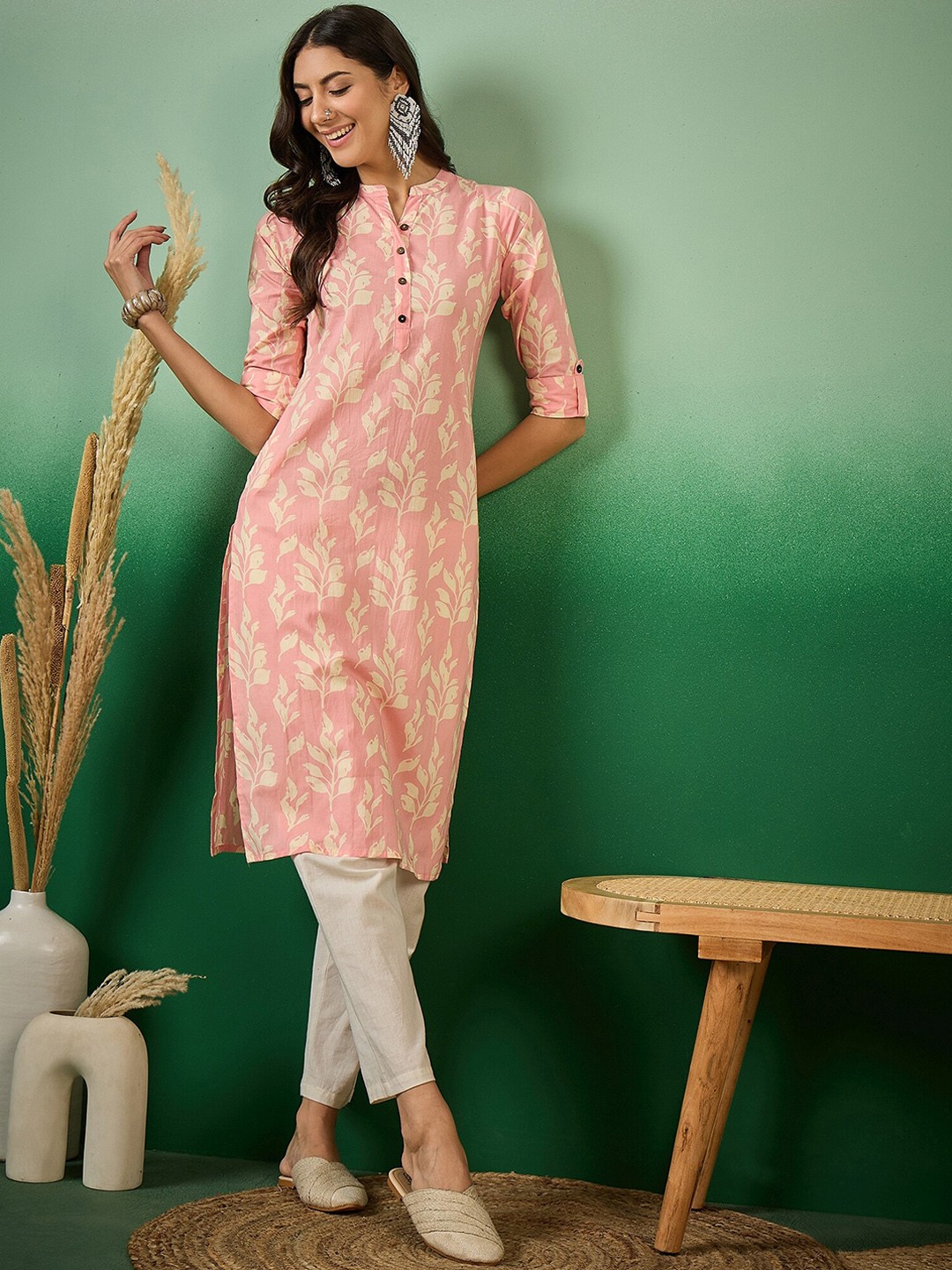 

Vastramyaa Floral Printed Mandarin Collar Roll Up Sleeves Cotton Straight Kurta, Pink