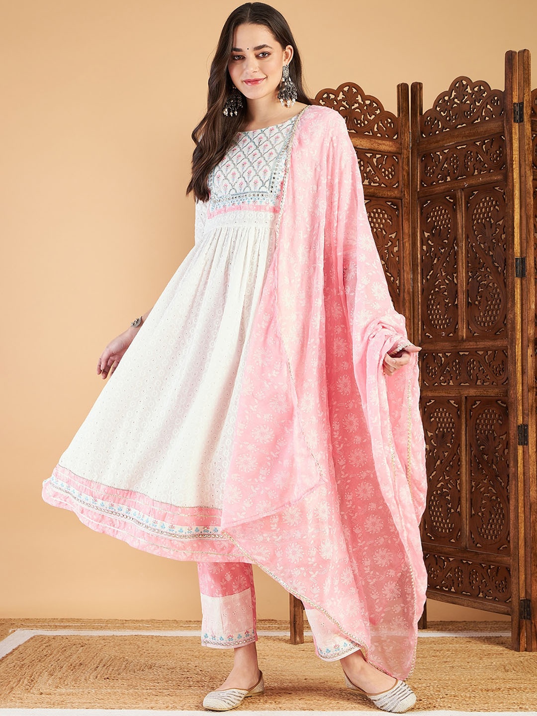 

DIVYANK Off White Floral Embroidered Anarkali Kurta With Trousers & Dupatta