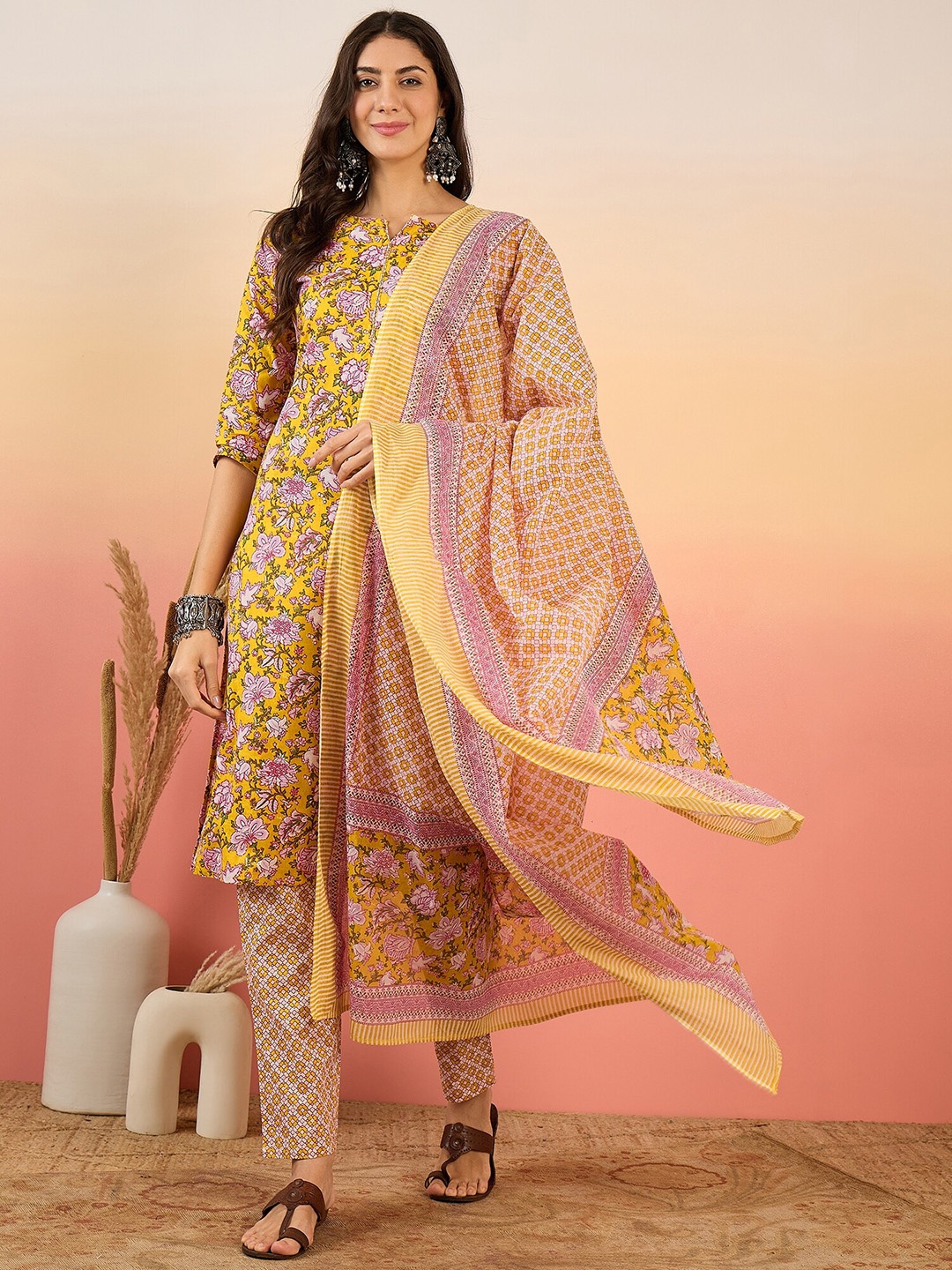 

Vastramyaa Floral Printed Regular Pure Cotton Kurta With Trousers & Dupatta, Yellow