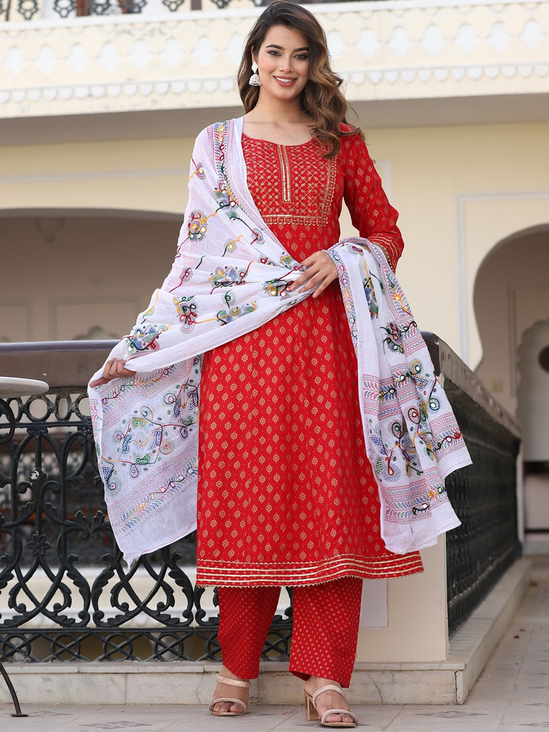 

SINGNI Ethnic Motifs Embroidered Round Neck Three-Quarter Sleeves Anarkali Kurta Set, Red