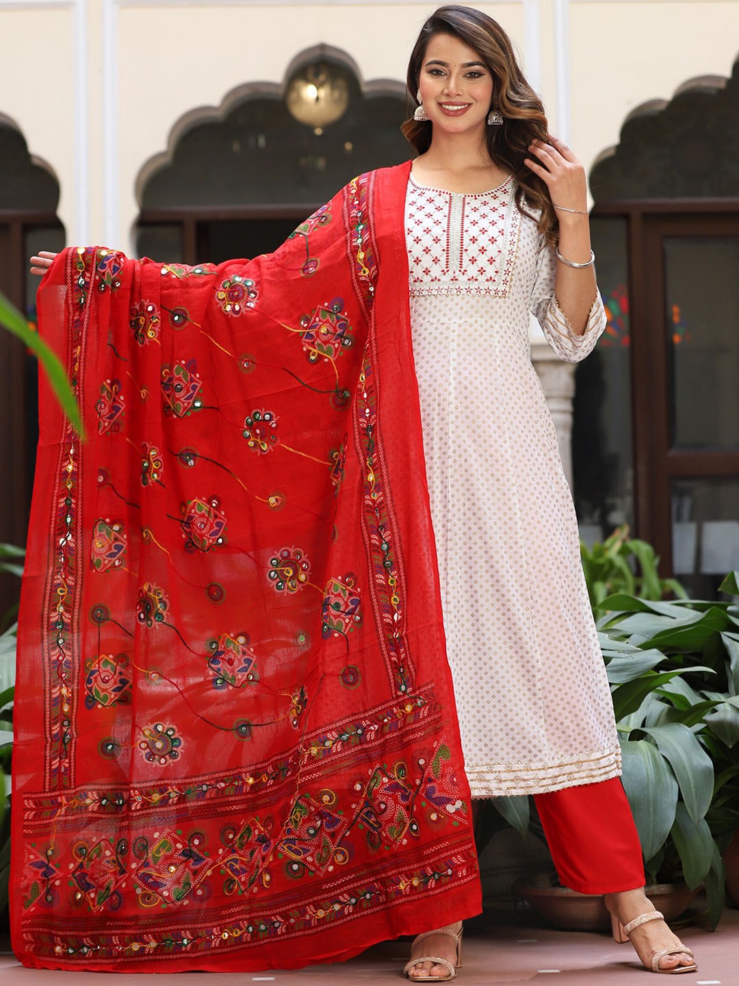 

SINGNI Ethnic Motifs Embroidered Round Neck Three-Quarter Sleeves Anarkali Kurta Set, White