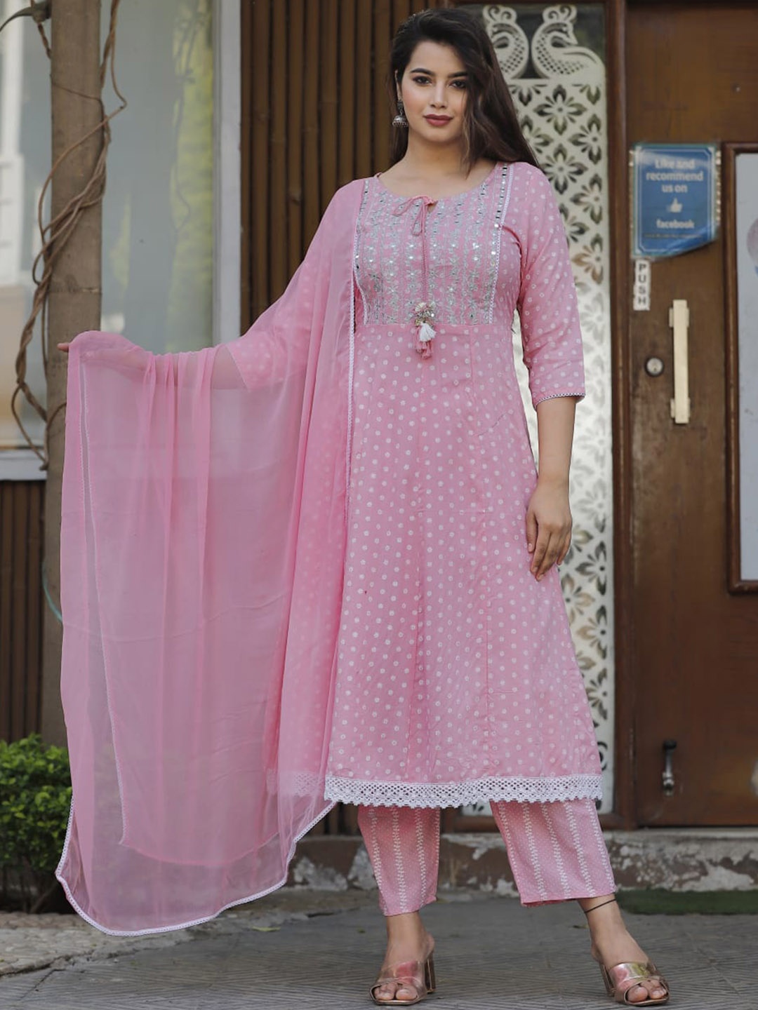 

SINGNI Ethnic Motifs Embroidered Round Neck Three-Quarter Sleeves Anarkali Kurta Set, Pink