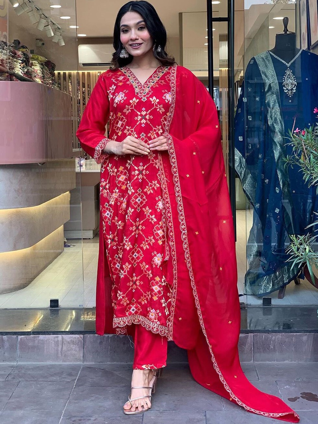 

KALINI Ethnic Motifs Regular Thread Work Kurta with Trousers & Dupatta, Red